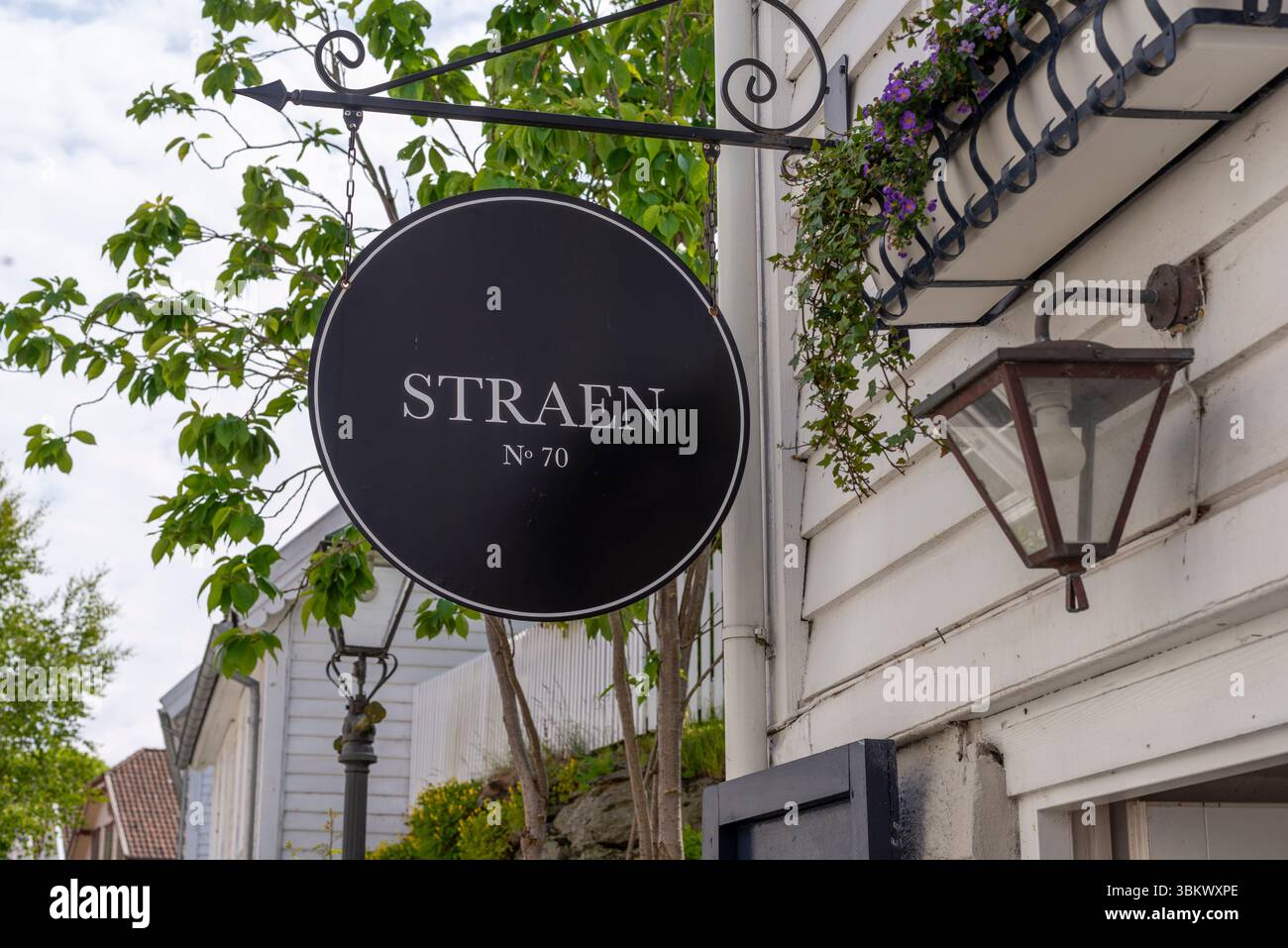 Cartello di attesa fuori dal negozio, città vecchia, Stavanger, Norvegia Foto Stock