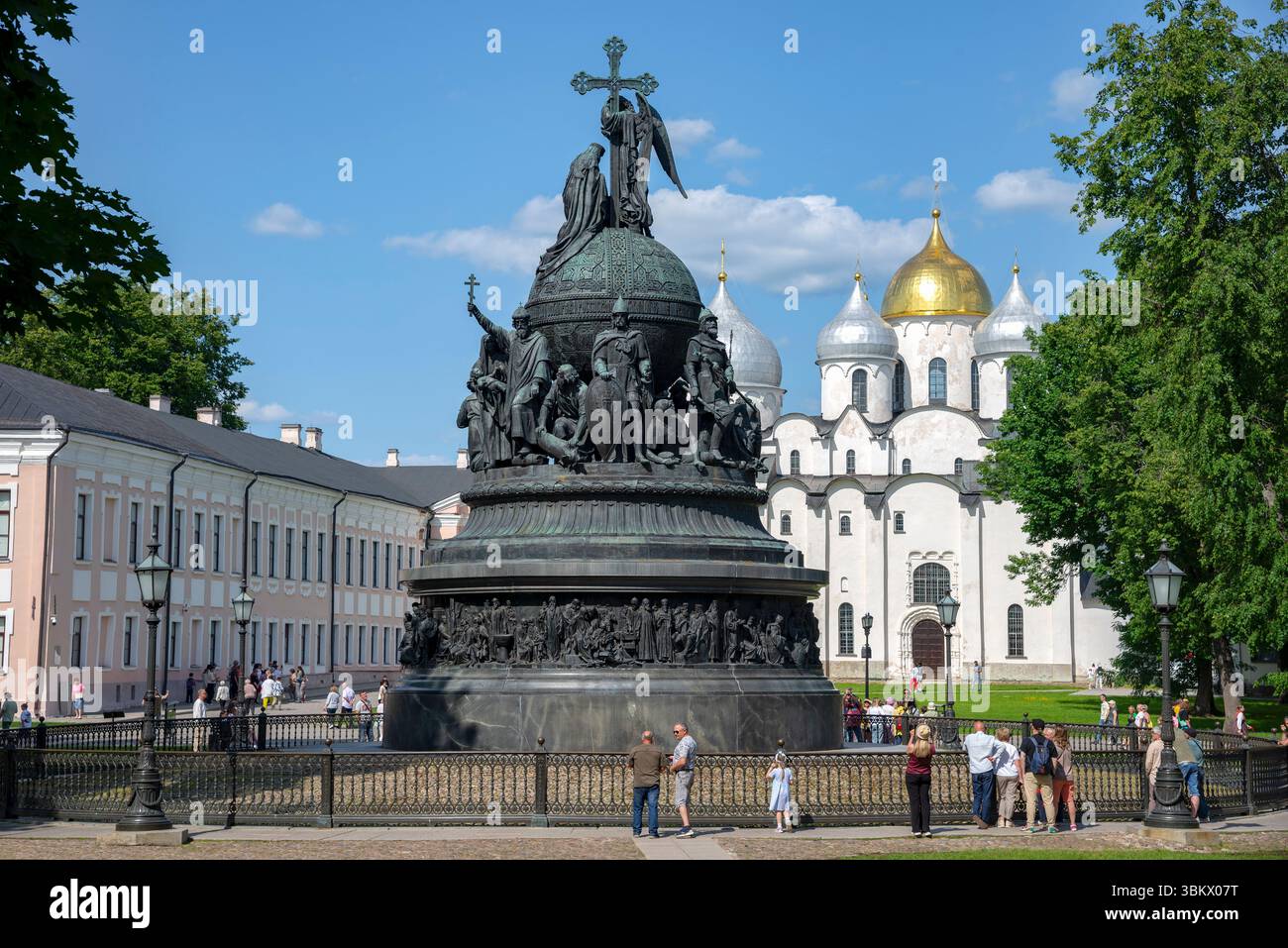 VELIKY NOVGOROD, RUSSIA - 15 GIUGNO 2025: Monumento "il Millennio della Russia" sullo sfondo della cattedrale di Santa Sofia. Veliky Novgorod Foto Stock