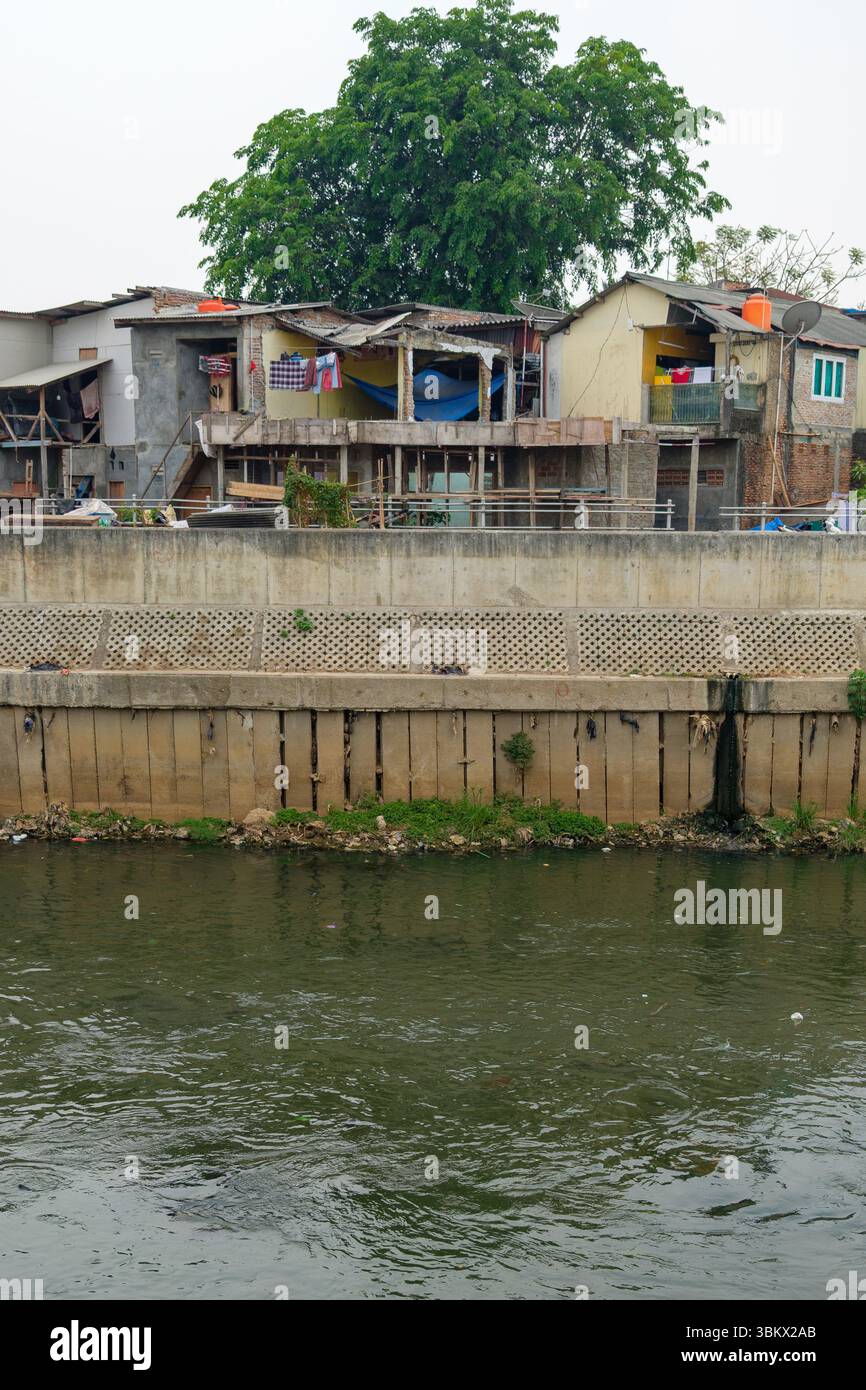 Case urbane costruite lungo una riva del fiume, che mostrano come i residenti vivono vicino all'acqua. Foto Stock