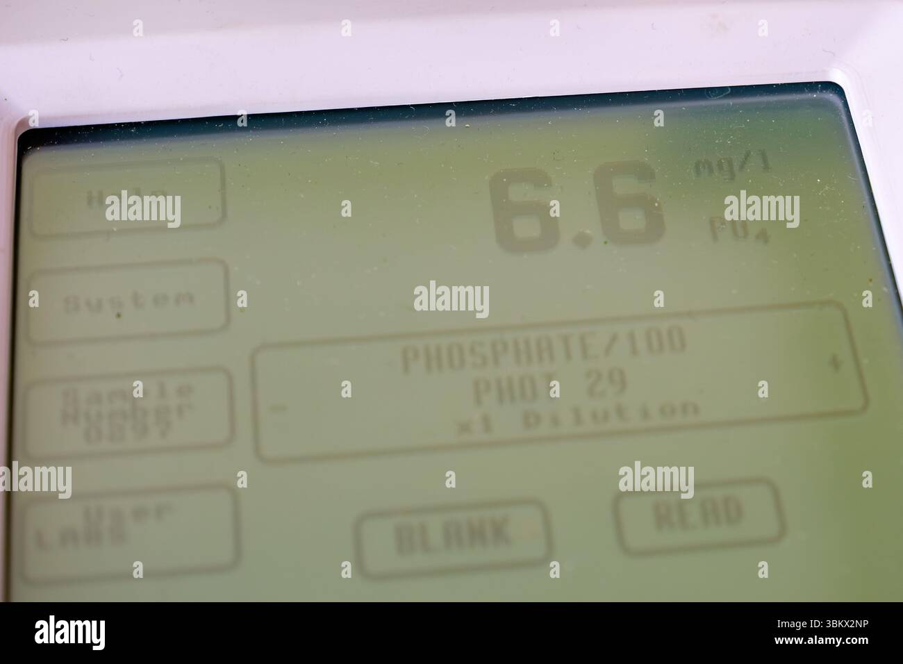 L'utente del LABORATORIO misura il livello di fosfato di 6,6 mg/l nel campione 0899 per l'analisi. Foto Stock