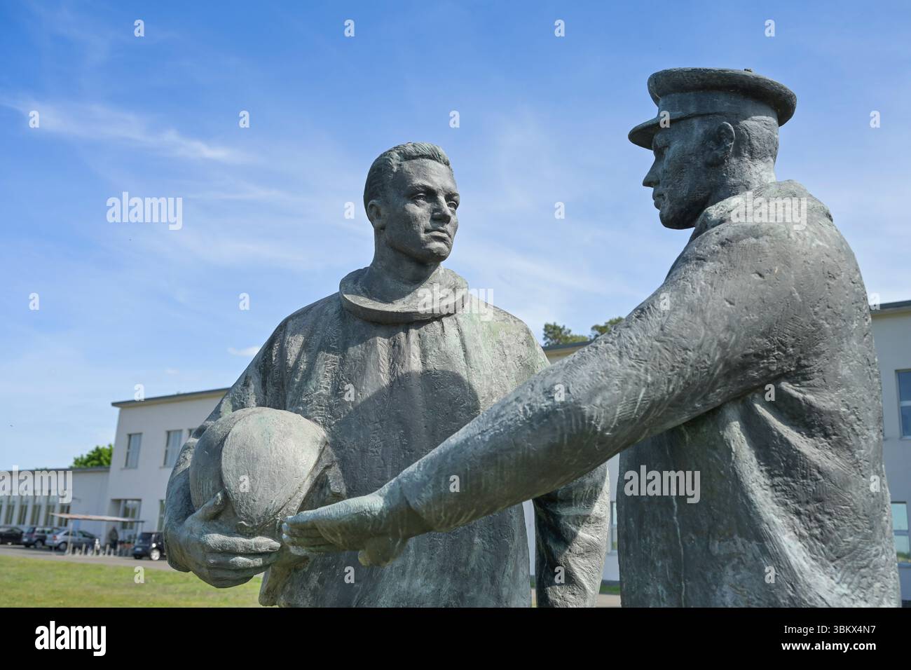 Bronzefigur Waffenbrüder von Gerhard Thieme, DDR, UdSSR, Militärhistorisches Museum der Bundeswehr, Flugplatz Gatow, Spandau, Berlino, Deutschland Foto Stock