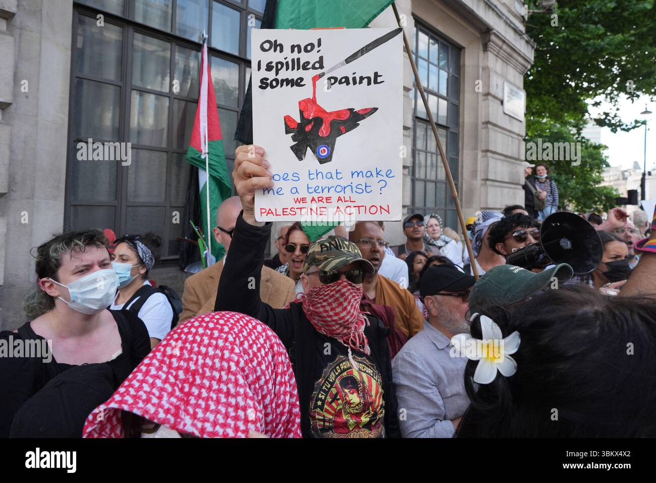 La gente partecipa a una manifestazione nel centro di Londra a sostegno dell'azione palestinese. Il Ministro degli interni si sta preparando a vietare l'azione palestinese a seguito del vandalismo del gruppo di due aerei in una base della RAF, rendendolo un reato appartenere o sostenere l'azione palestinese. Data foto: Lunedì 23 giugno 2025. Foto Stock