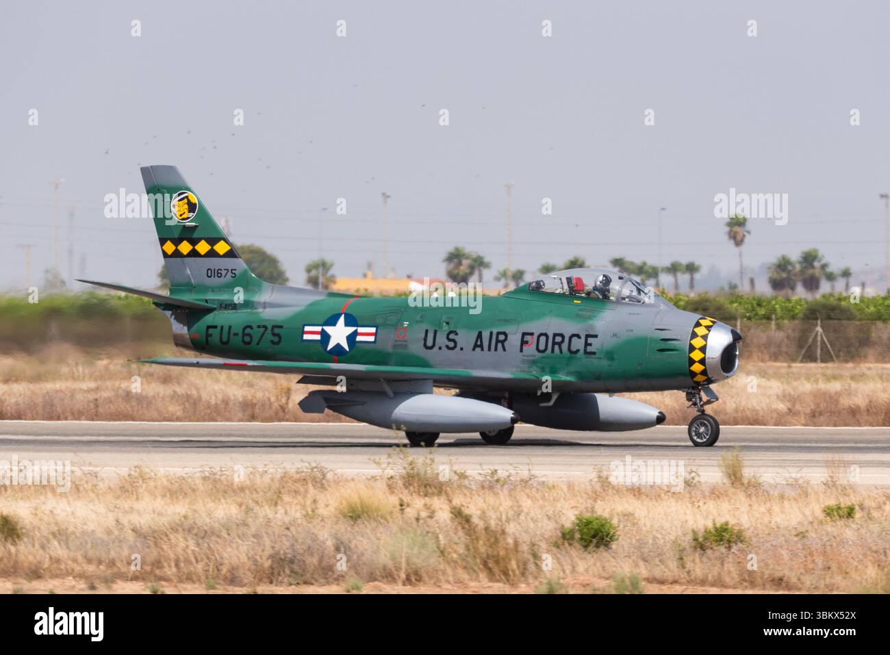 Canadair CL-13B Sabre 6 versione del North American F-86 Sabre jet d'epoca presso l'aeroporto di Murcia San Javier, Murcia, Spagna. Base aerea militare Foto Stock