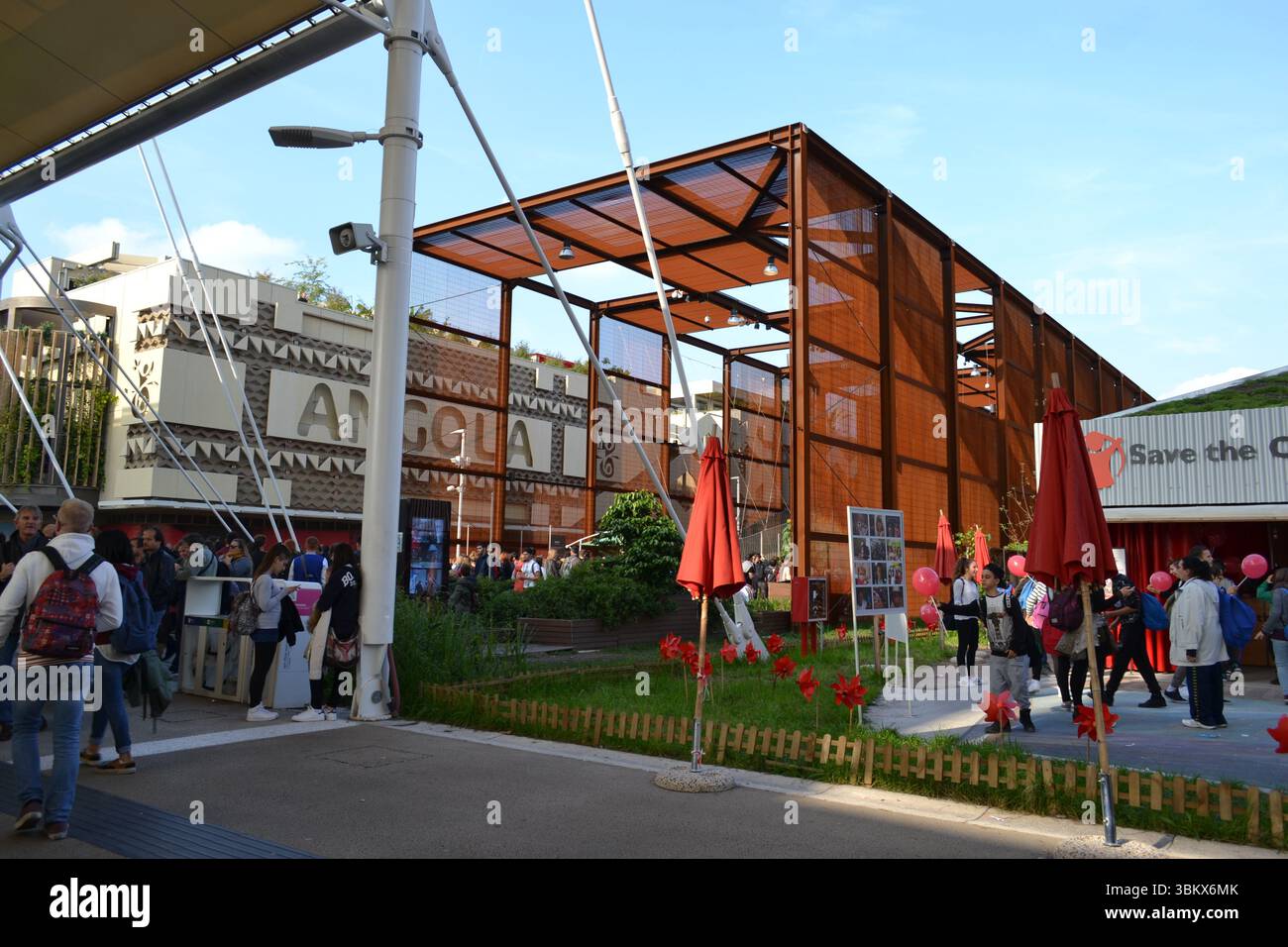Vista del padiglione Brasile da Decumano Street. Folla di persone in attesa di entrare e camminare sulla sua rete. Miglior premio "elementi e dettagli" per Net. Foto Stock