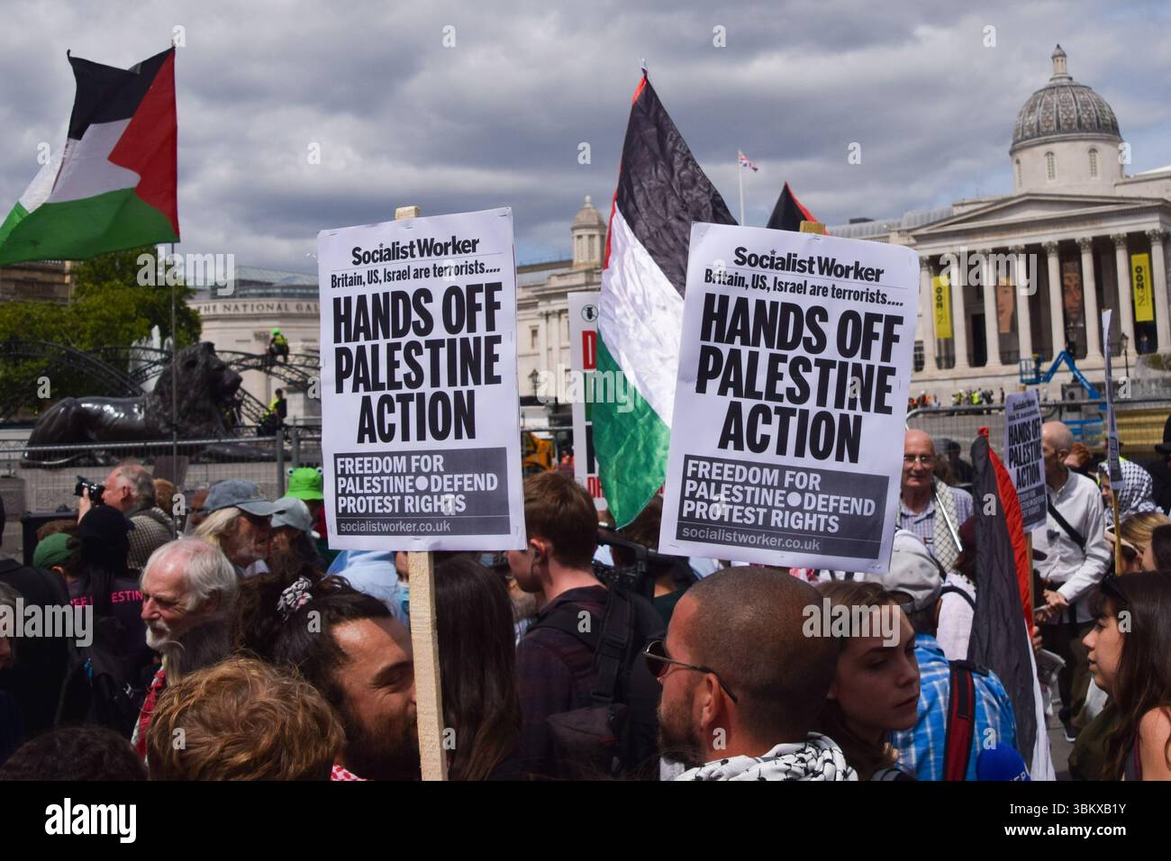Londra, Inghilterra, Regno Unito. 23 giugno 2025. I sostenitori dell'azione palestinese organizzano una protesta in Trafalgar Square contro i piani del governo di proscrivere il gruppo di attivisti. Gli attivisti della Palestine Action hanno recentemente vandalizzato gli aerei della RAF, spingendo il governo a proporre di vietare (vietare) il gruppo. (Credit Image: © Vuk Valcic/ZUMA Press Wire) SOLO PER USO EDITORIALE! Non per USO commerciale! Crediti: ZUMA Press, Inc./Alamy Live News Foto Stock