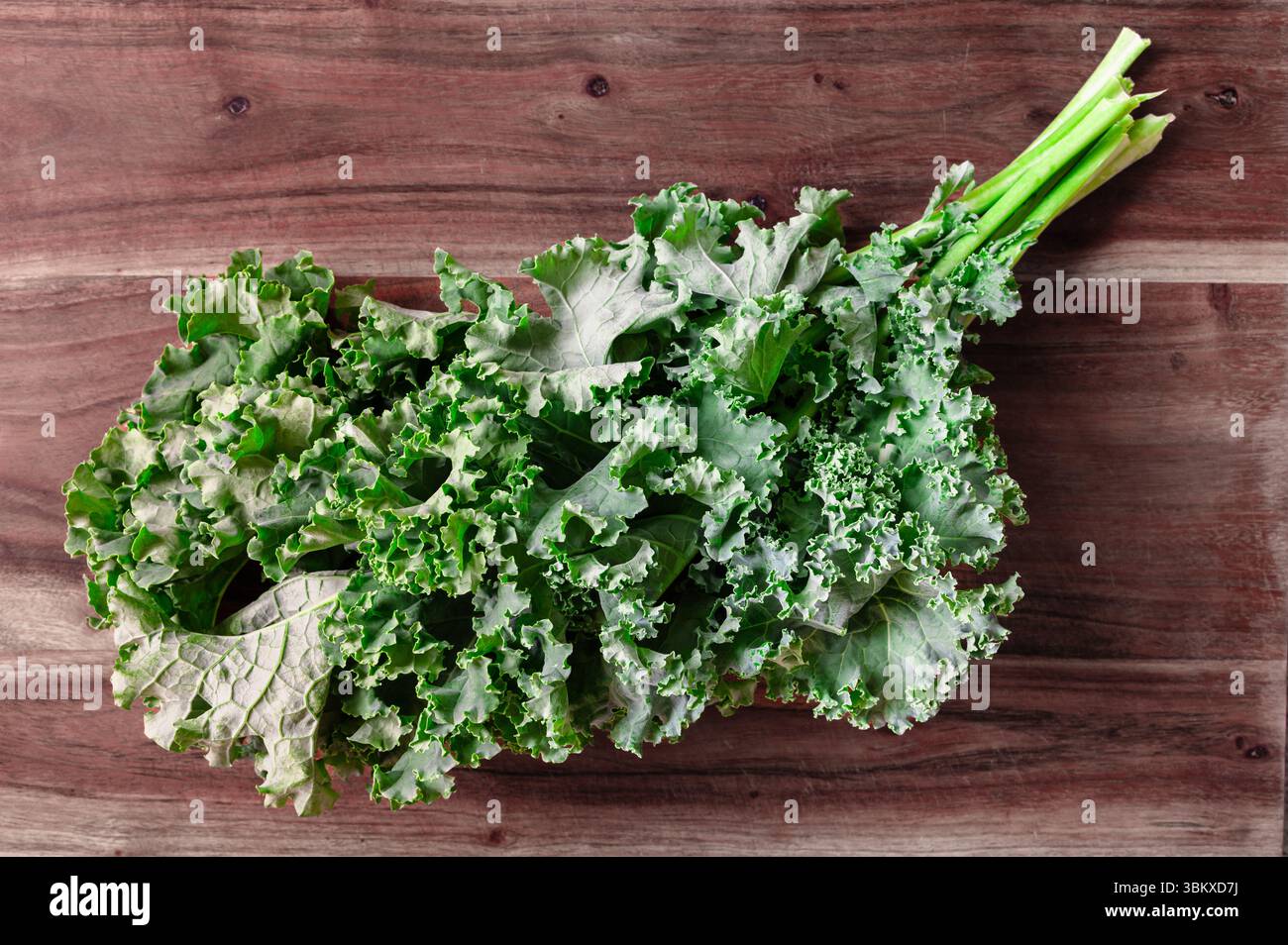 Un mucchio di cavolo su un tagliere di legno Foto Stock