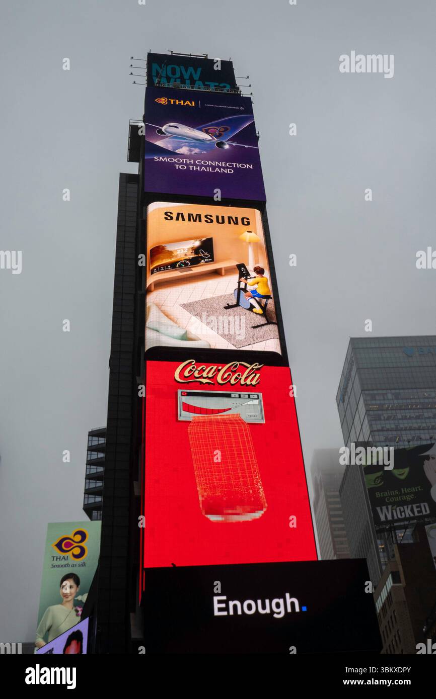 La visibilità è oscurata dalla fitta nebbia a Times Square, New York City, USA 2025 Foto Stock