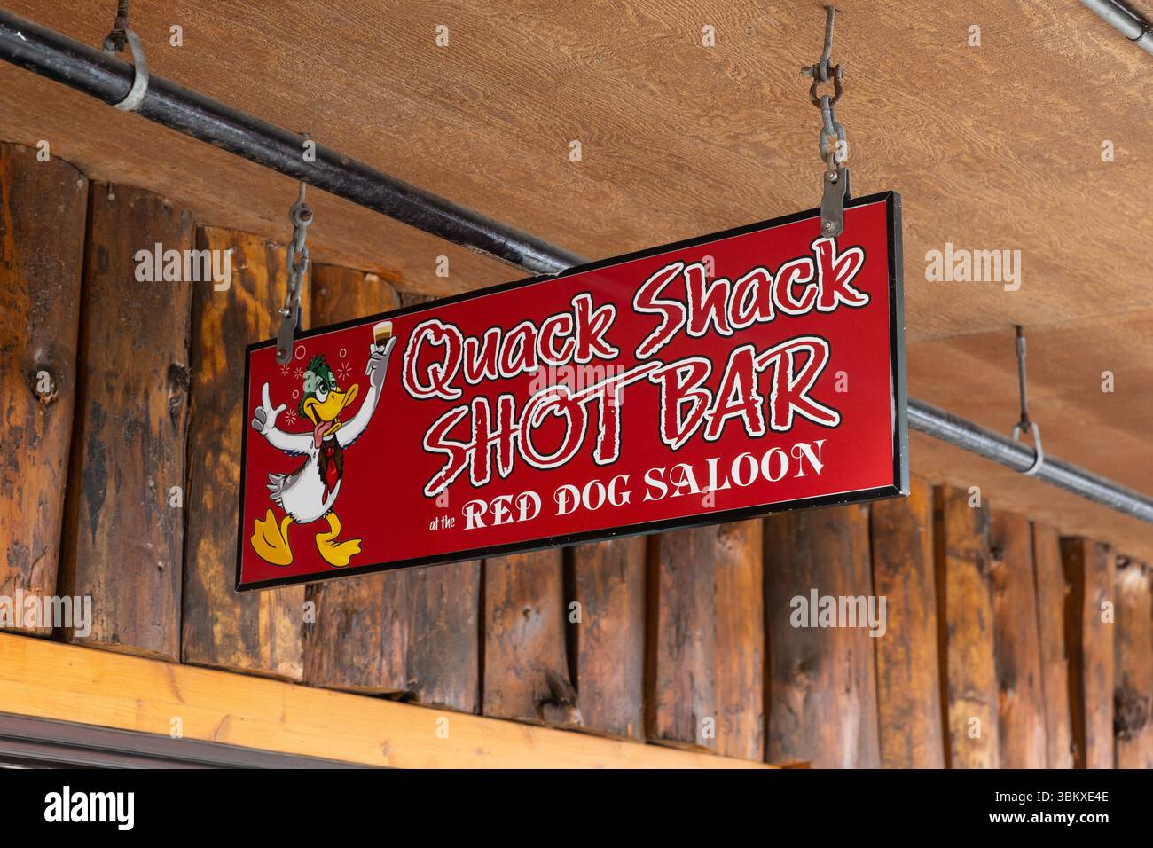 Il Red Dog Saloon e' un bar e ristorante favorito dalla gente del posto e dai turisti situato nel centro cittadino di Juneau. Sono notoriamente conosciuti per il loro Duck Fart girato. Foto Stock