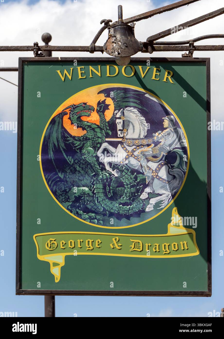 Insegna tradizionale da pub appesa al George & Dragon Public House, Aylesbury Road, Wendover, Buckinghamshire, Inghilterra, REGNO UNITO Foto Stock