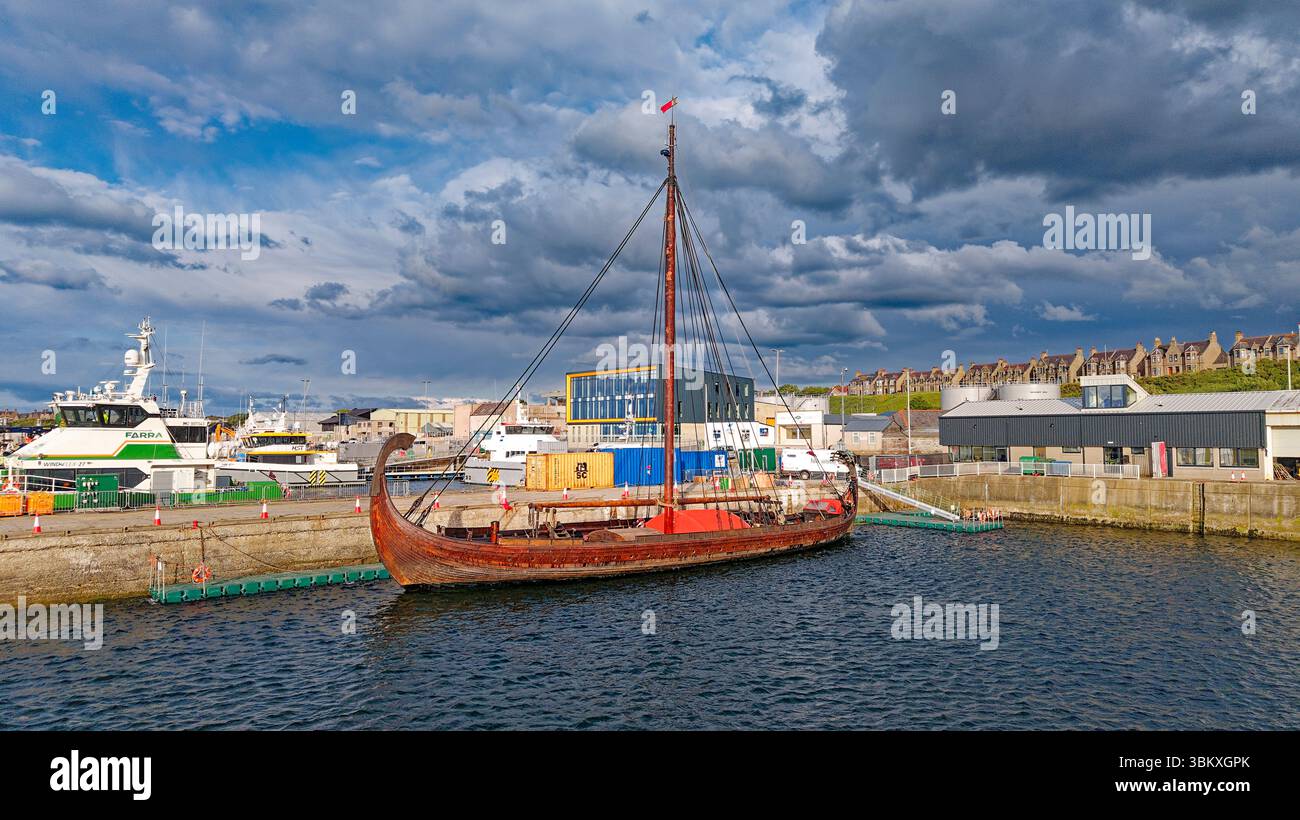 Nave vichinga la Draken Harald Harfagre costruita in Norvegia la più grande al mondo ormeggiata a Buckie Harbour Moray Scozia Foto Stock