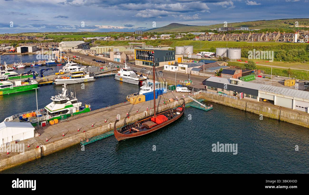 Nave vichinga la Draken Harald Harfagre la più grande del suo tipo ormeggiata in un molo a Buckie Harbour Moray Scozia Foto Stock