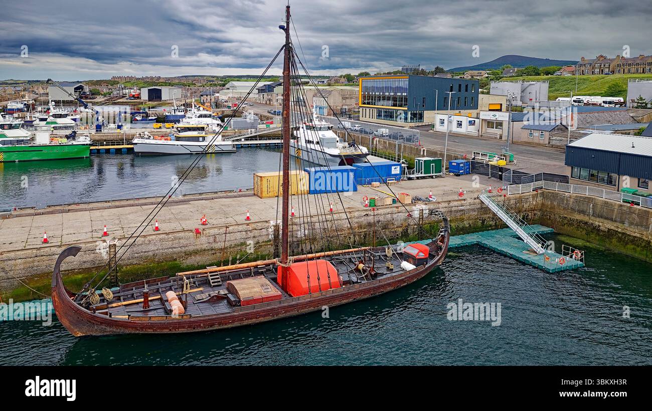 Nave vichinga la Draken Harald Harfagre fu costruita in Norvegia nel 2012, la più grande al mondo ormeggiata a Buckie Harbour Moray in Scozia Foto Stock