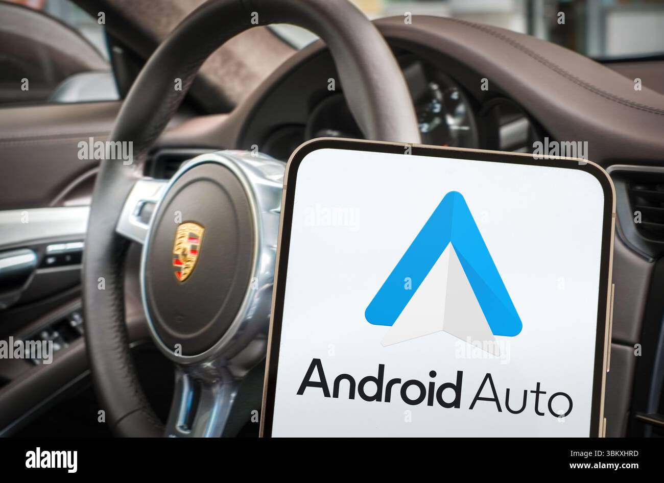 Applicazione Android Auto displaey sullo smartphone Foto Stock