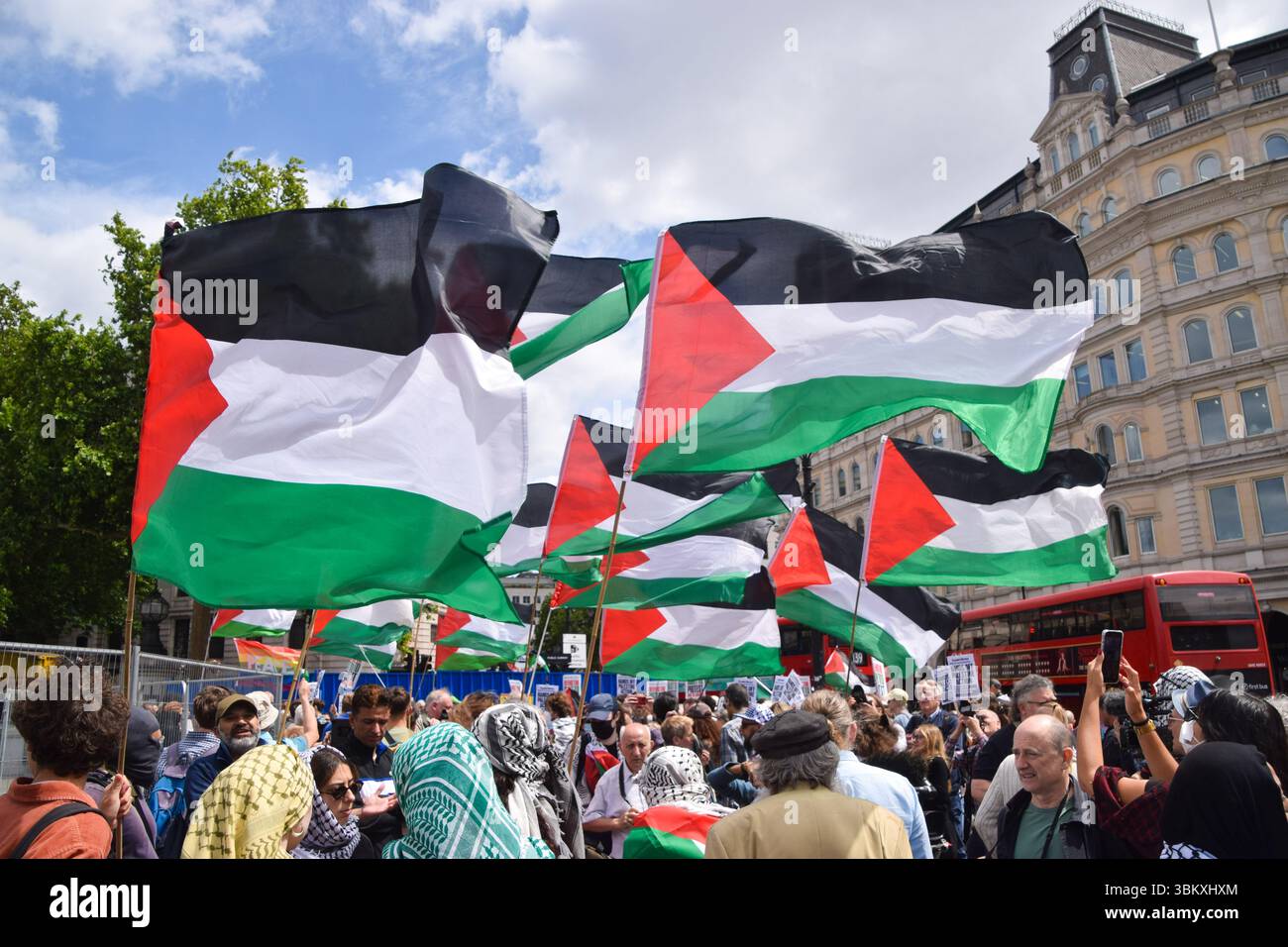 Londra, Regno Unito. 23 giugno 2025. I sostenitori dell'azione palestinese organizzano una protesta in Trafalgar Square contro i piani del governo di proscrivere il gruppo di attivisti. Gli attivisti della Palestine Action hanno recentemente vandalizzato gli aerei della RAF, spingendo il governo a proporre di vietare il gruppo. Crediti: Vuk Valcic/Alamy Live News Foto Stock