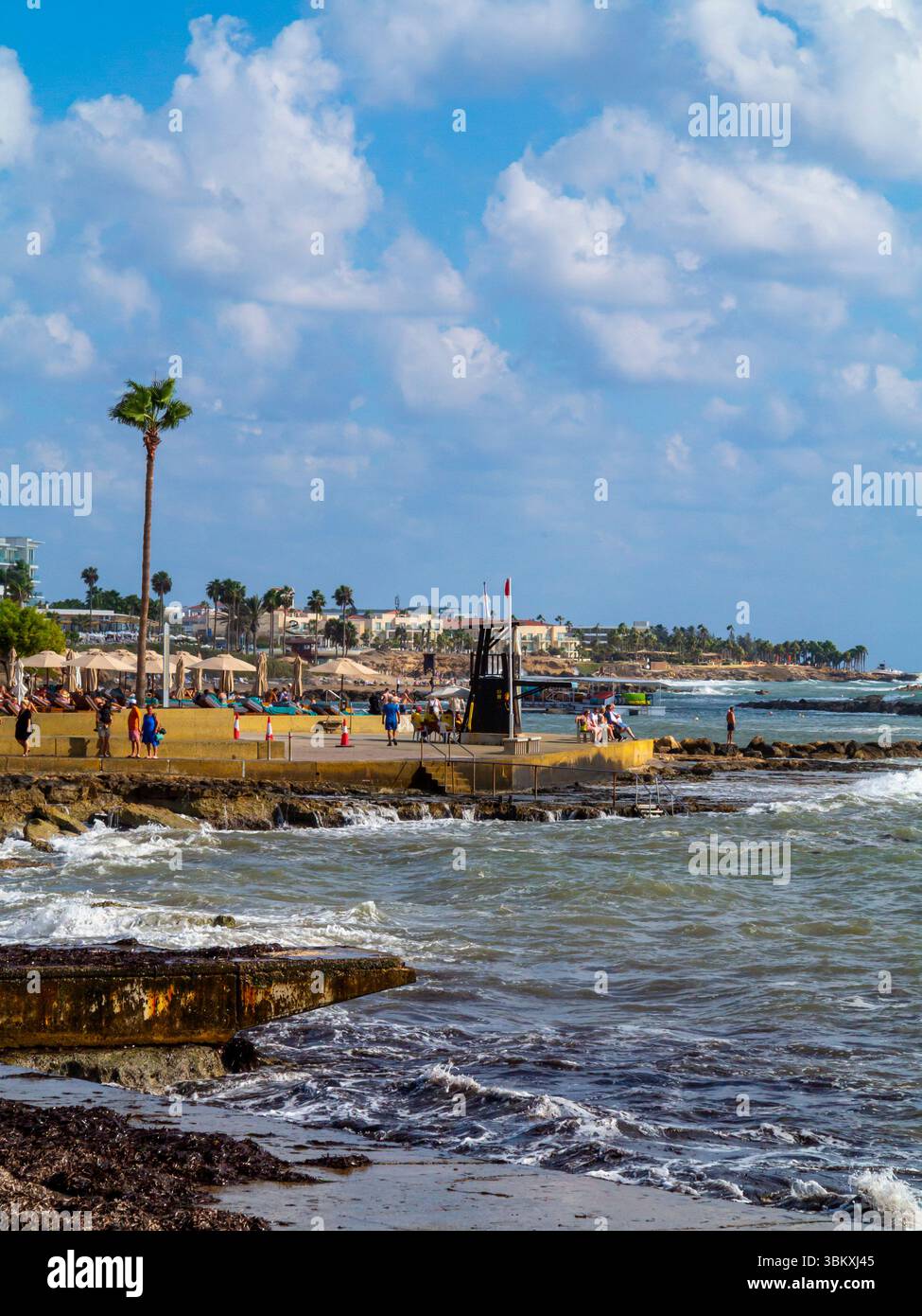 Il lungomare di Paphos, una località turistica sulla costa sud-occidentale di Cipro, nel Mediterraneo orientale. Foto Stock