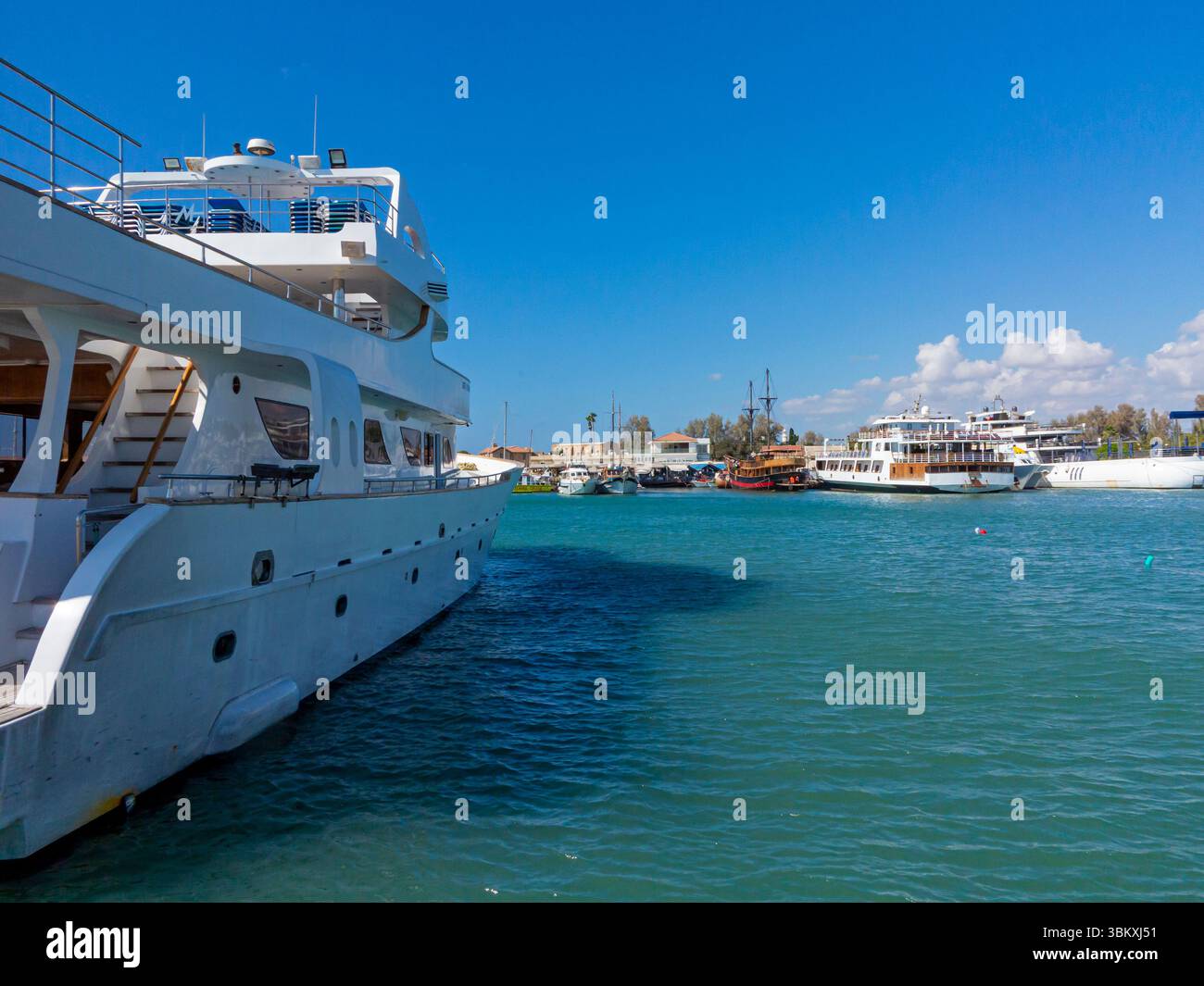 Barche ormeggiate nel porto sul lungomare di Paphos, una località turistica sulla costa sud-occidentale di Cipro, nel Mediterraneo orientale. Foto Stock