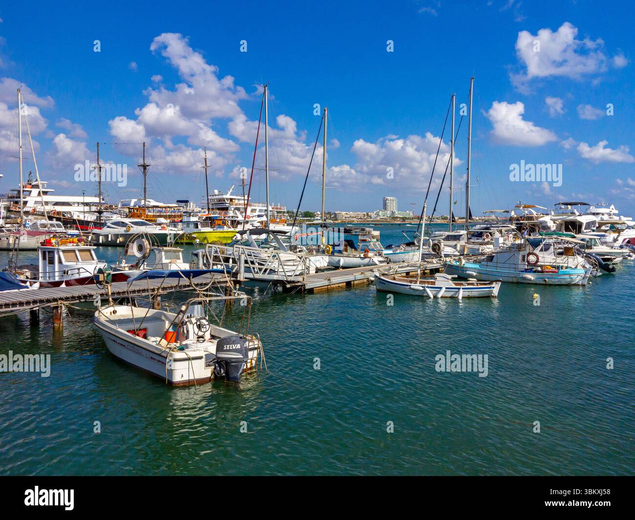Barche ormeggiate nel porto sul lungomare di Paphos, una località turistica sulla costa sud-occidentale di Cipro, nel Mediterraneo orientale. Foto Stock