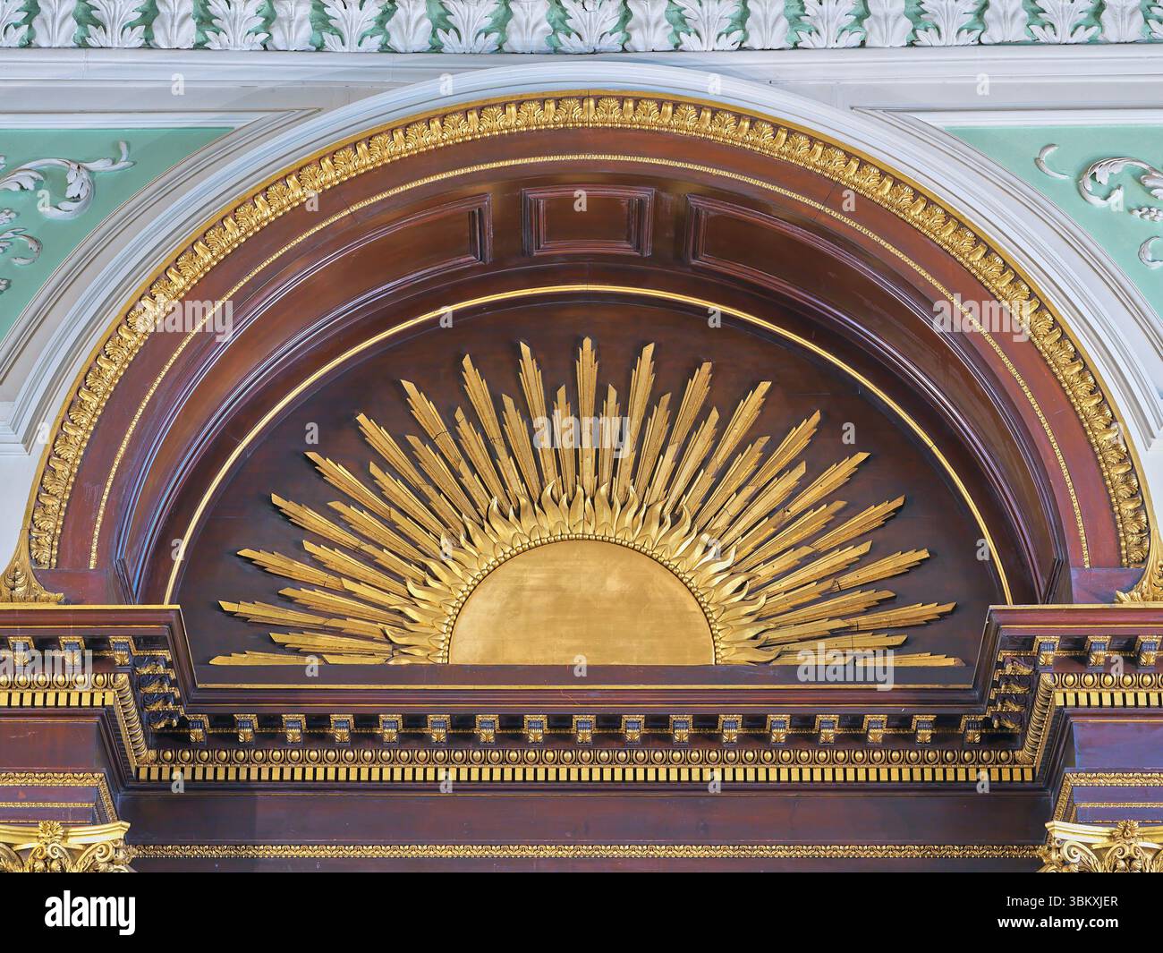Decorazione ad arco dietro l'altare della chiesa cristiana di All Saints, Northampton, Inghilterra. Foto Stock