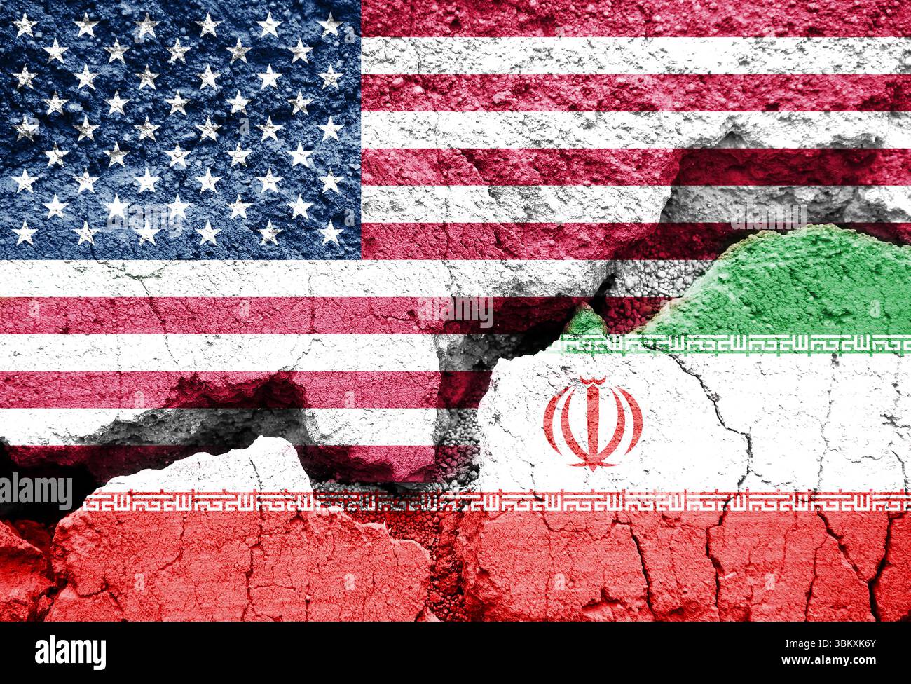 Bandiere di USA e Iran su sfondo incrinato, conflitto iraniano americano americano o simbolo di guerra e illustrazione Foto Stock