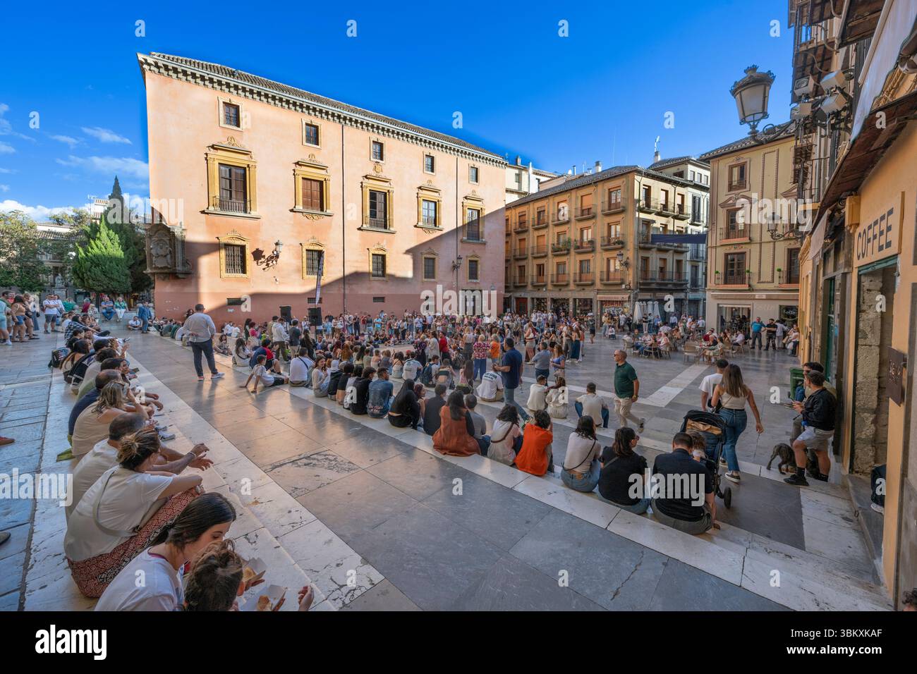 Una grande folla di persone assiste a un evento di danza al tramonto fuori della Cattedrale di Granada in Andalusia in Spagna Foto Stock