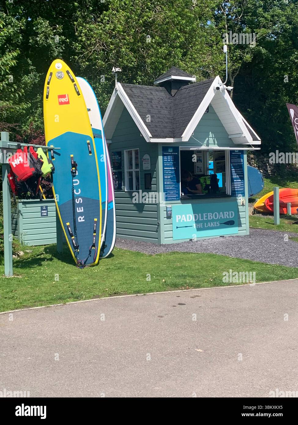 Ulverston Newby Bridge Lakeside Lake District Swan Hotel River Leven Lake Windermere Ambleside Waterlake sport boat boat Cumbria People UK - Immagine stock catturata con smartphone