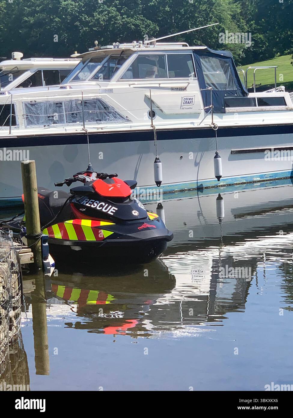 Ulverston Newby Bridge Lakeside Lake District Swan Hotel River Leven Lake Windermere Ambleside Waterlake sport boat boat Cumbria People UK - Immagine stock catturata con smartphone