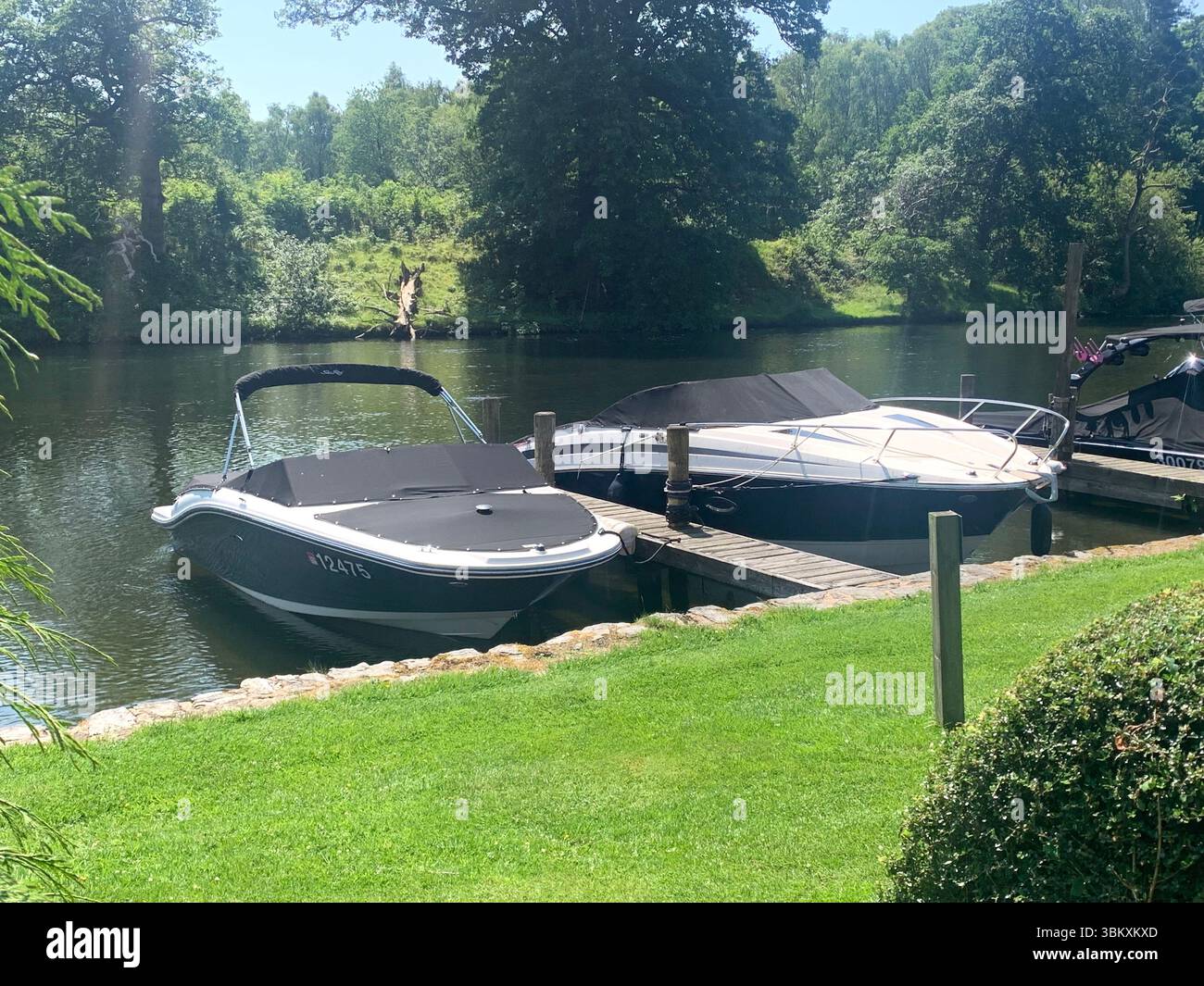 Ulverston Newby Bridge Lakeside Lake District Swan Hotel River Leven Lake Windermere Ambleside Waterlake sport boat boat Cumbria People UK - Immagine stock catturata con smartphone