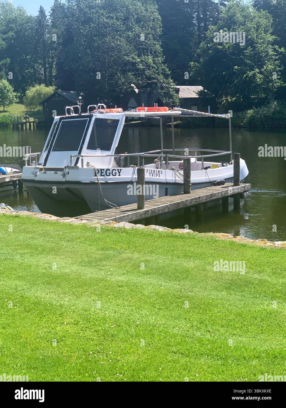 Ulverston Newby Bridge Lakeside Lake District Swan Hotel River Leven Lake Windermere Ambleside Waterlake sport boat boat Cumbria People UK - Immagine stock catturata con smartphone