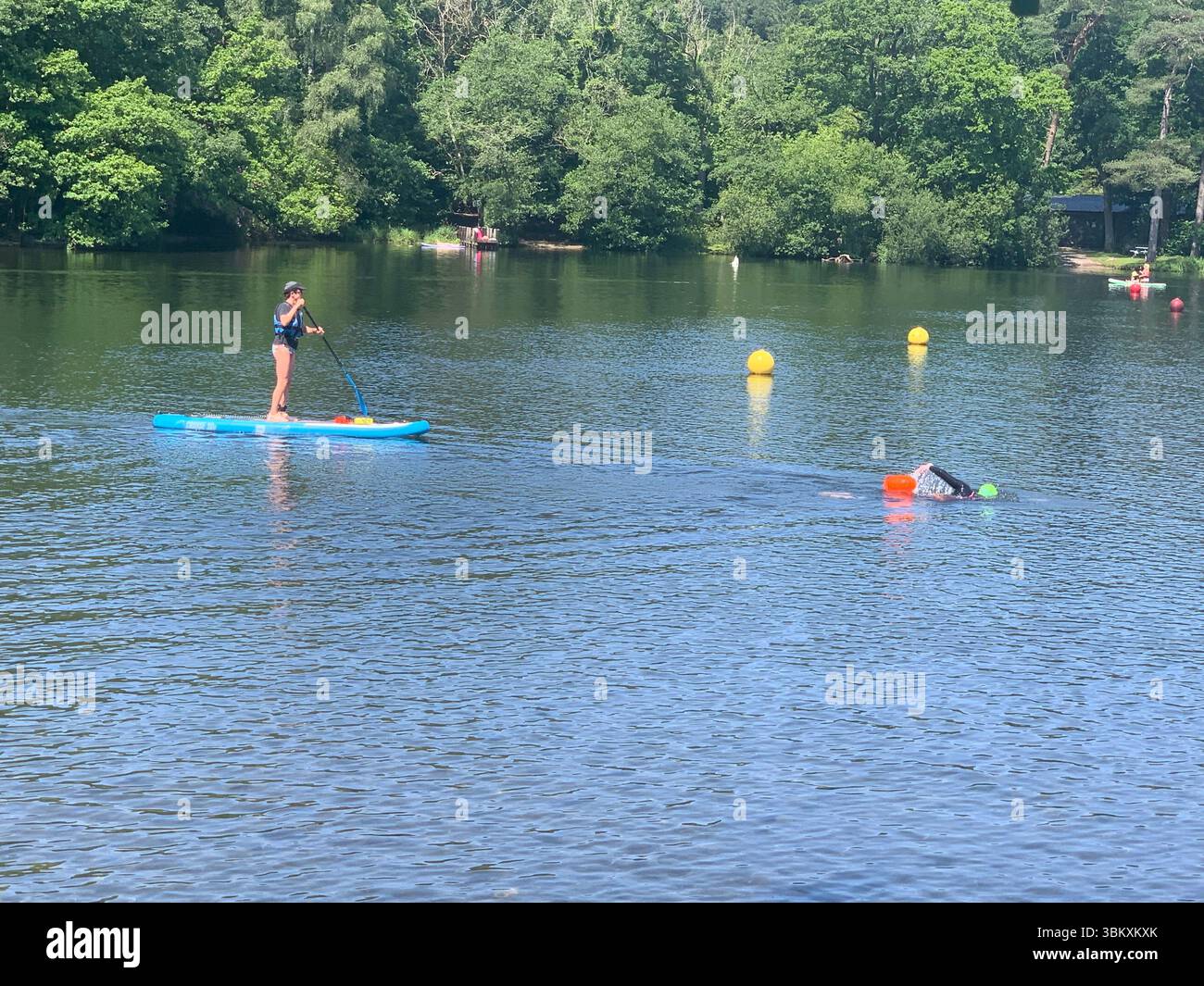 Ulverston Newby Bridge Lakeside Lake District Swan Hotel River Leven Lake Windermere Ambleside Waterlake sport boat boat Cumbria People UK - Immagine stock catturata con smartphone