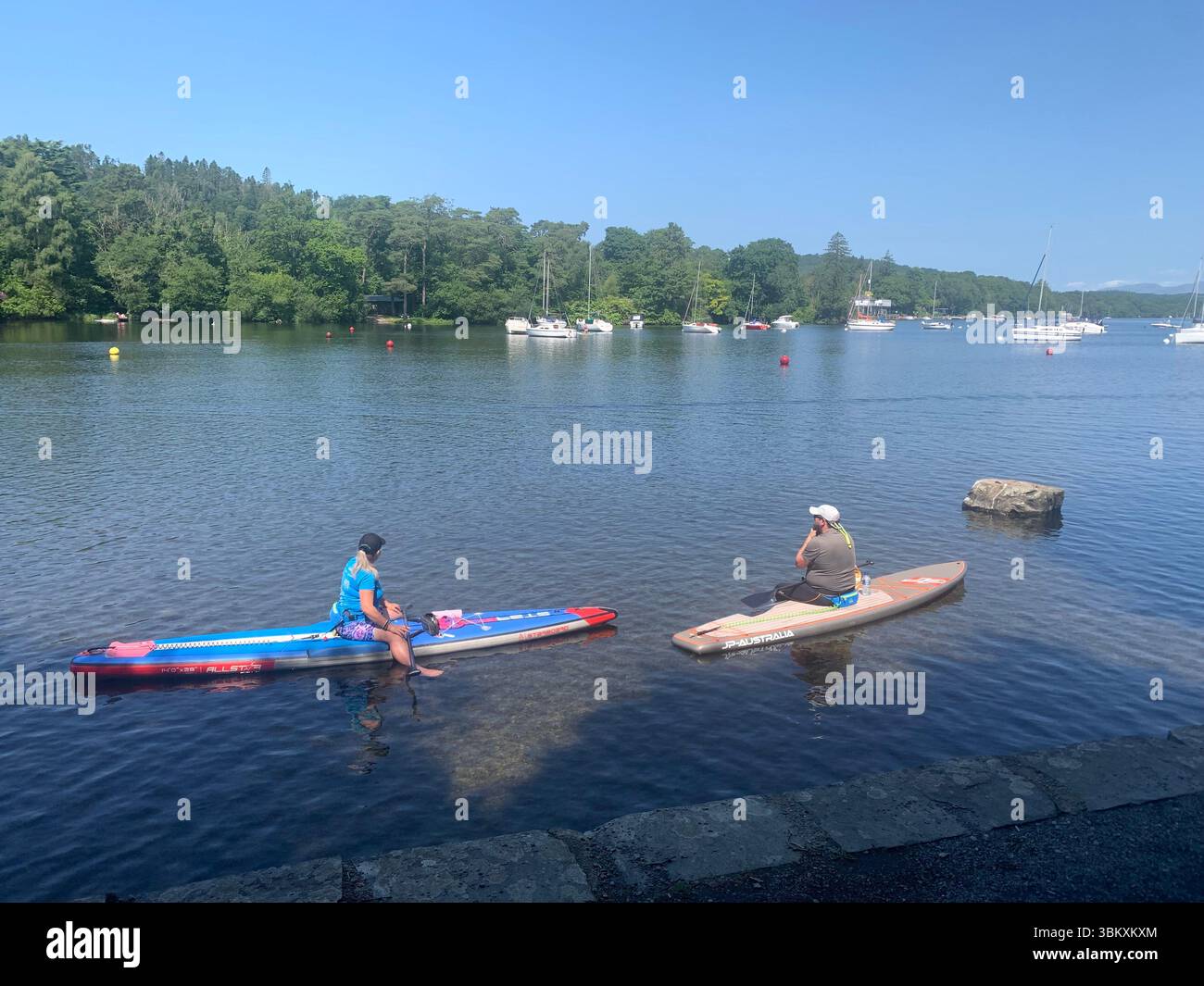 Ulverston Newby Bridge Lakeside Lake District Swan Hotel River Leven Lake Windermere Ambleside Waterlake sport boat boat Cumbria People UK - Immagine stock catturata con smartphone