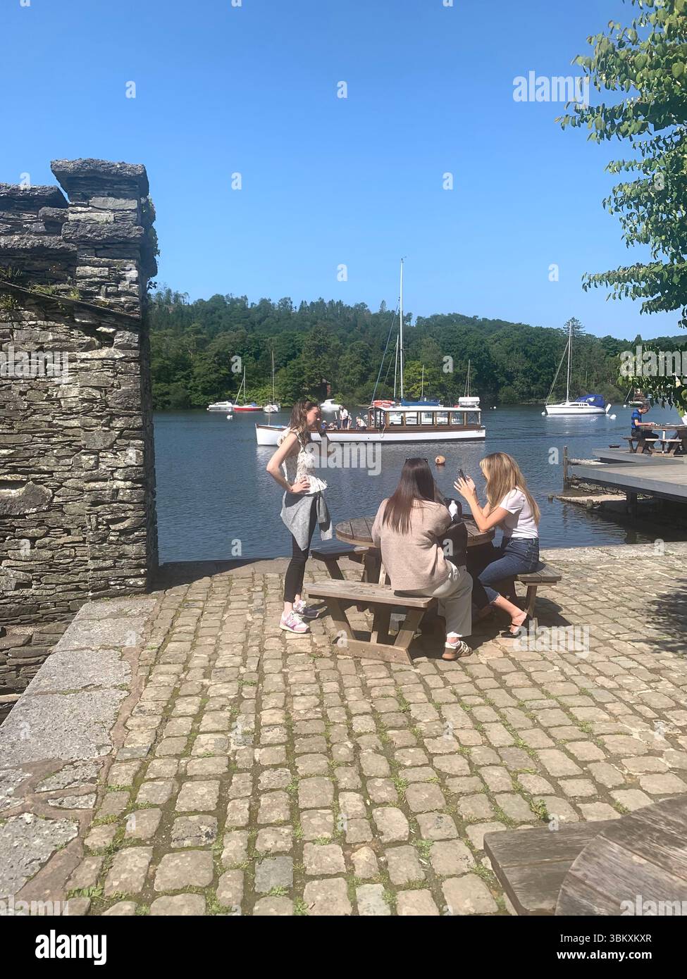 Ulverston Newby Bridge Lakeside Lake District Swan Hotel River Leven Lake Windermere Ambleside Waterlake sport boat boat Cumbria People UK - Immagine stock catturata con smartphone