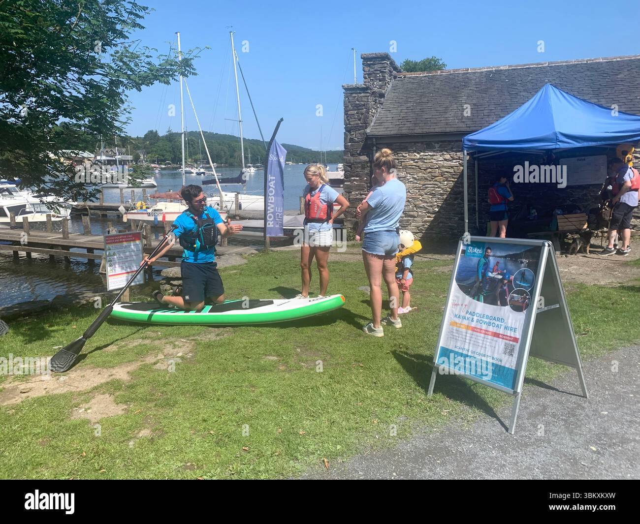 Ulverston Newby Bridge Lakeside Lake District Swan Hotel River Leven Lake Windermere Ambleside Waterlake sport boat boat Cumbria People UK - Immagine stock catturata con smartphone