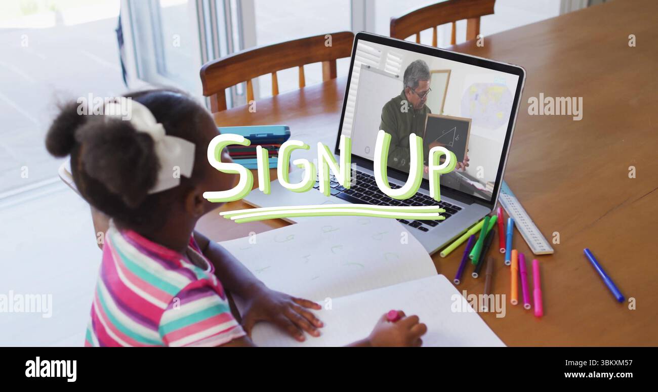 Ragazza nera in camicia scrivendo notebook a casa con pennarelli o righello laptop che mostra L'ISCRIZIONE ALLA lavagna Foto Stock