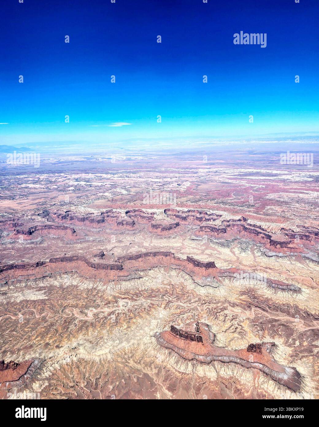 Vista aerea dei suggestivi canyon del deserto e delle formazioni rocciose del sud-ovest americano. - Immagine stock catturata con smartphone