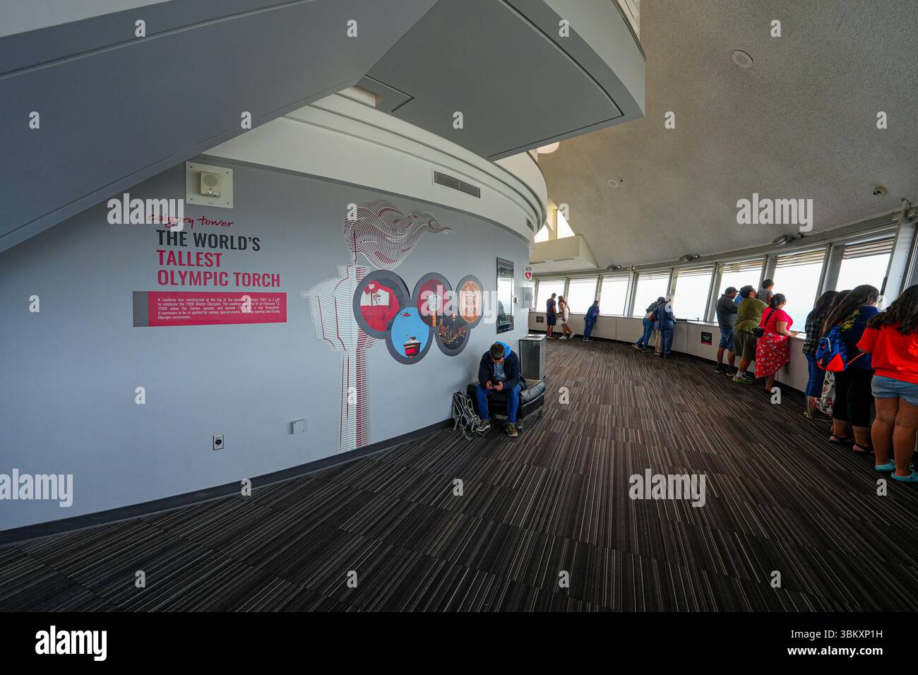 Piattaforma di osservazione della Calgary Tower, una torre di osservazione indipendente nel centro di Calgary, Alberta, Canada Foto Stock