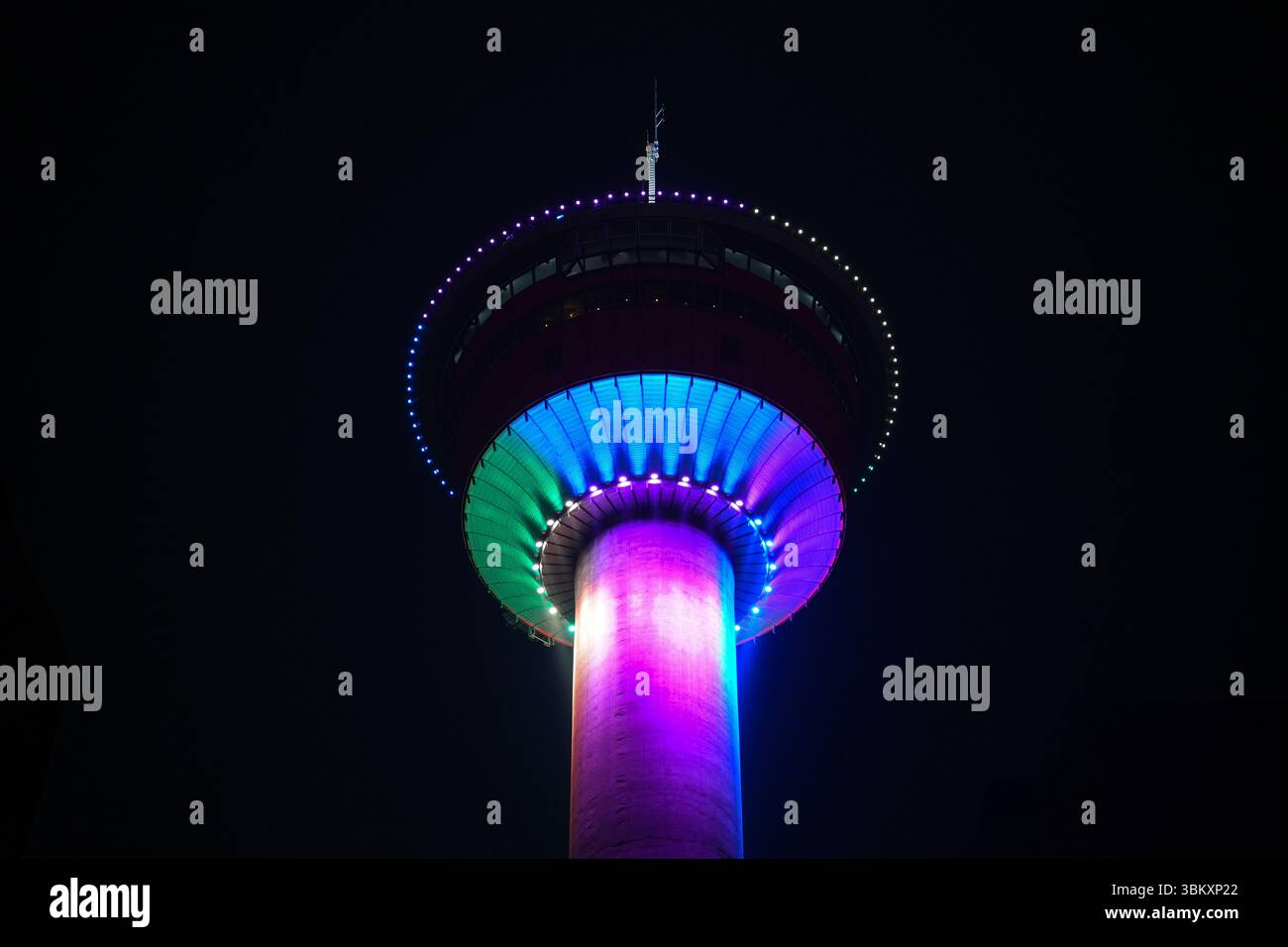 Calgary Tower di notte, una torre di osservazione indipendente nel centro di Calgary, Alberta, Canada Foto Stock