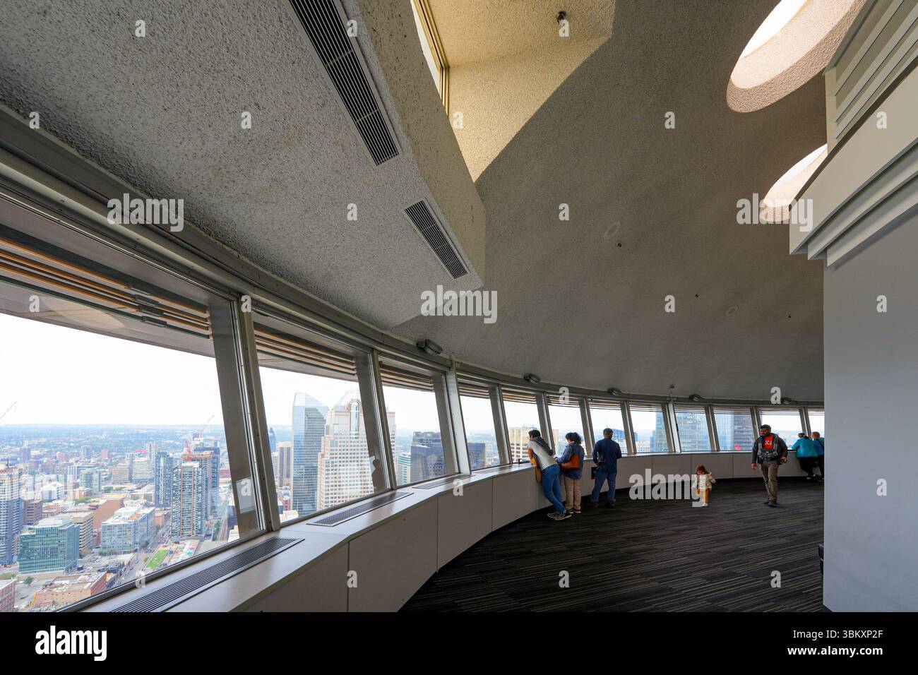 Piattaforma di osservazione della Calgary Tower, una torre di osservazione indipendente nel centro di Calgary, Alberta, Canada Foto Stock