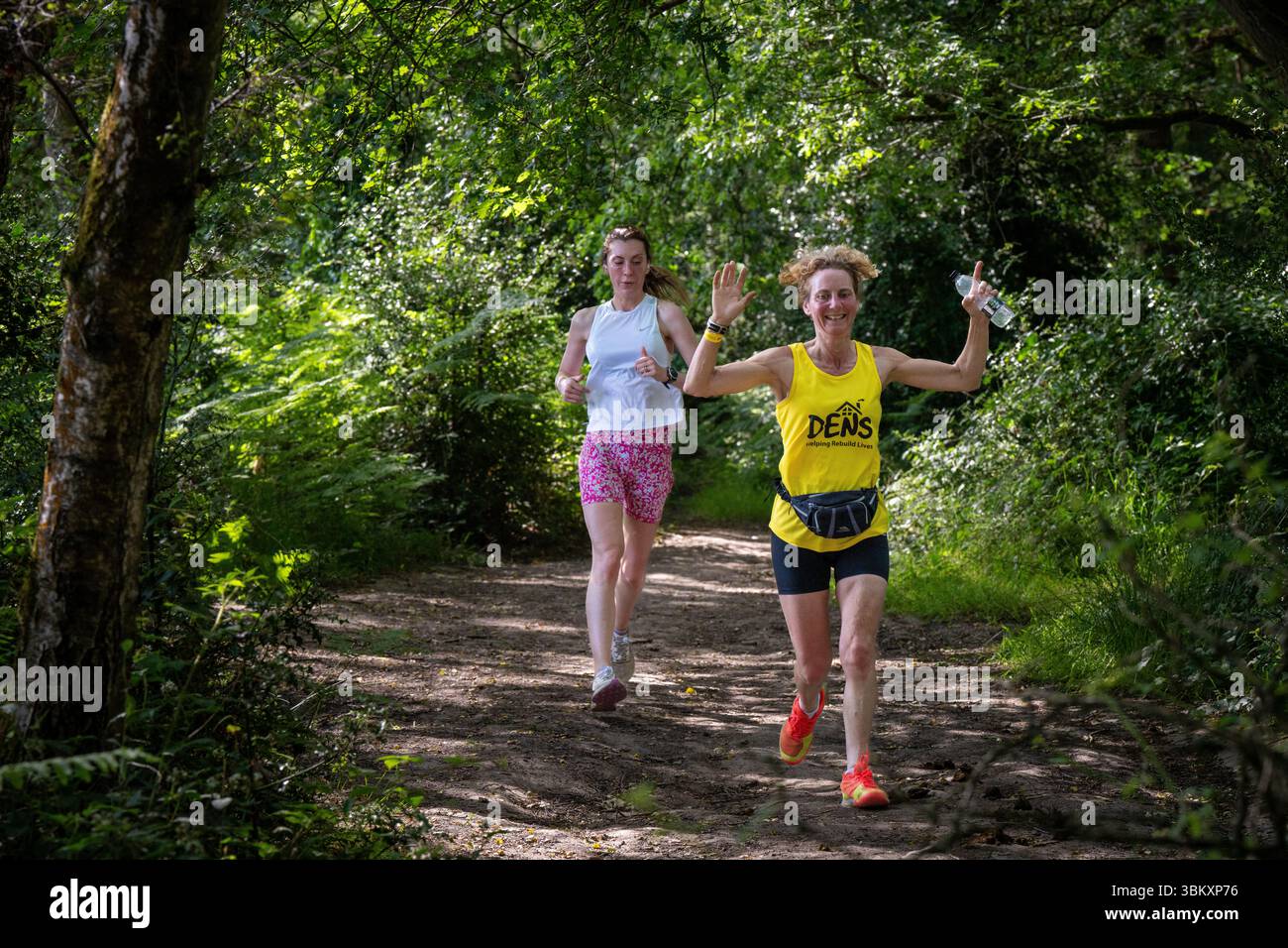 Partecipanti adulti che amano passeggiare nei boschi al 2025 berkhamsted Woodland Trail 2025 organizzato dall'associazione benefica DENS of Dacorum Foto Stock