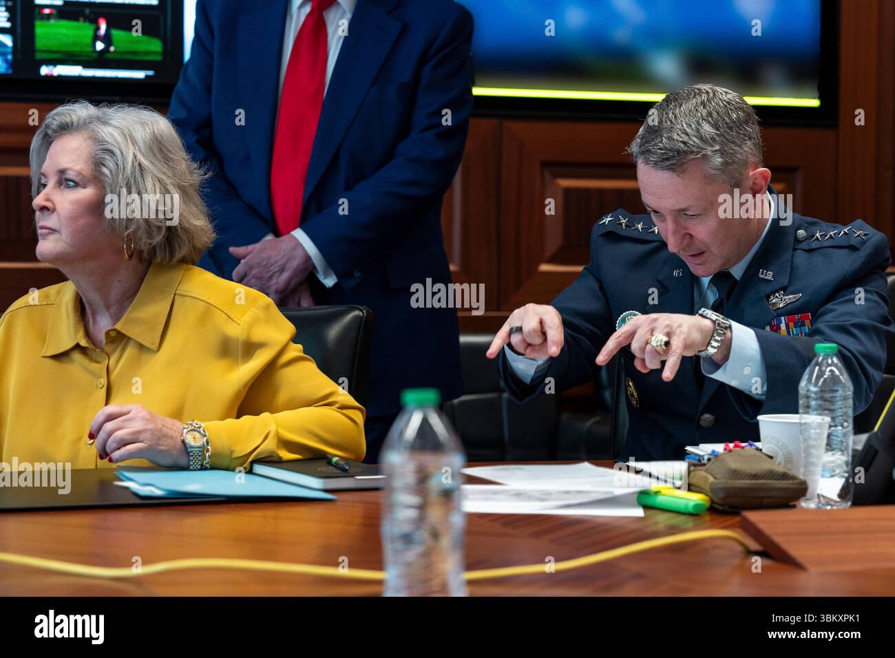 Washington, Stati Uniti d'America. 21 giugno 2025. Il presidente degli Stati Uniti d'America del Joint Chiefs generale Dan Caine, a destra, fa gesti accanto al capo di stato maggiore della Casa Bianca Susie Wiles, a sinistra, mentre monitorano l'operazione Midnight Hammer dalla Situation Room della Casa Bianca, 21 giugno 2025 a Washington, DC Trump ha dato il via libera ai bombardieri stealth B-2 dell'USAF per lanciare bombe bunker Buster su tre siti di arricchimento nucleare iraniano. Credito: Daniel Torok/White House Photo/Alamy Live News Foto Stock