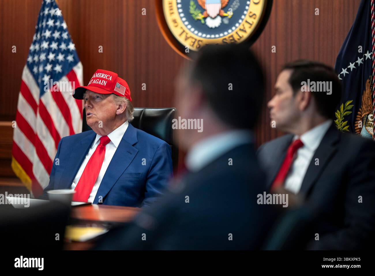 Washington, Stati Uniti d'America. 21 giugno 2025. Il presidente degli Stati Uniti Donald Trump, a sinistra, il segretario alla difesa Pete Hegseth, al centro, e il segretario di Stato Marco Rubio, a destra, monitorano l'operazione Midnight Hammer dalla Situation Room della Casa Bianca, 21 giugno 2025 a Washington, D.C. Trump ha dato il via libera per gli bombardieri stealth B-2 della US Air Force per lanciare bombe bunker Buster su tre siti di arricchimento nucleare iraniano. Credito: Daniel Torok/White House Photo/Alamy Live News Foto Stock