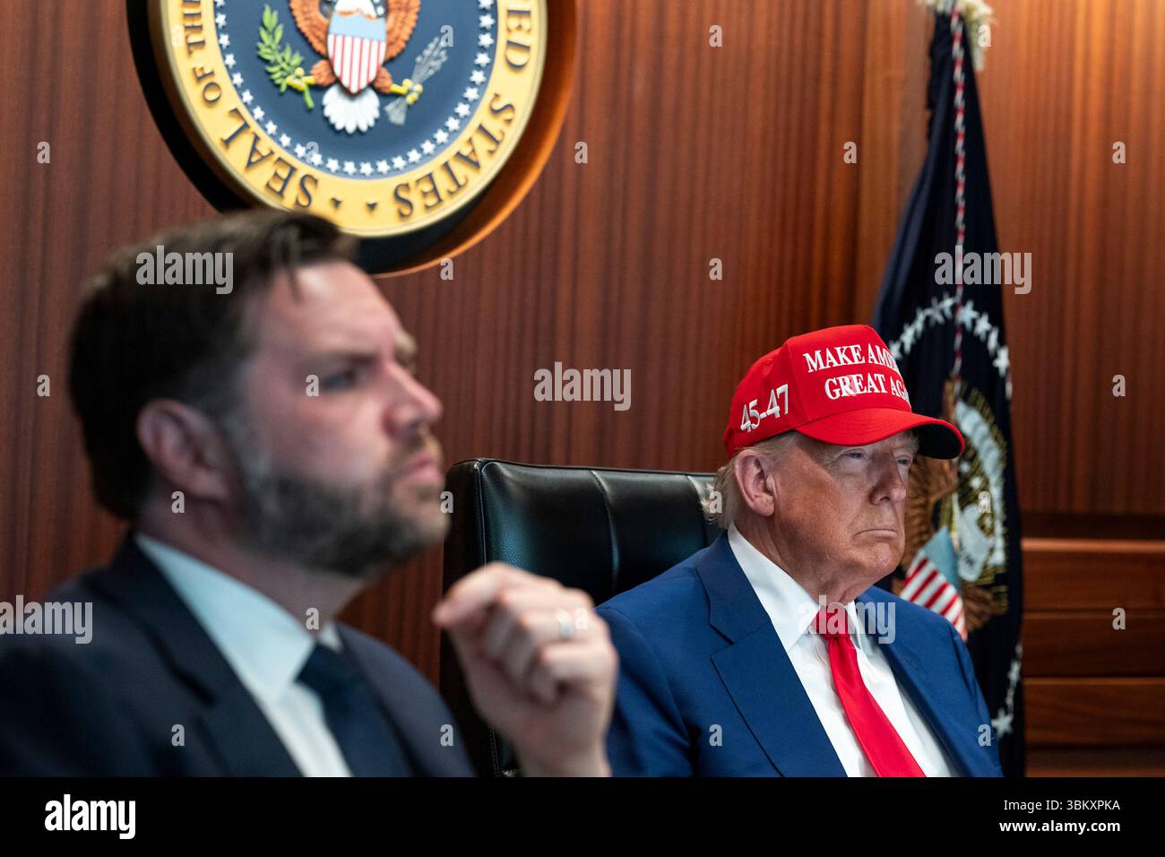 Washington, Stati Uniti d'America. 21 giugno 2025. Il presidente degli Stati Uniti Donald Trump, a destra, insieme al vicepresidente JD Vance monitora l'operazione Midnight Hammer dalla Situation Room della Casa Bianca, 21 giugno 2025 a Washington, D.C. Trump ha dato il via libera ai bombardieri stealth B-2 dell'aeronautica statunitense per lanciare bombe bunker Buster su tre siti di arricchimento nucleare iraniano. Credito: Daniel Torok/White House Photo/Alamy Live News Foto Stock