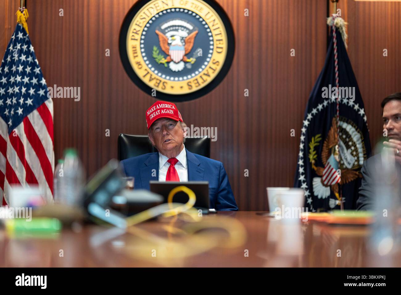 Washington, Stati Uniti d'America. 21 giugno 2025. Il presidente degli Stati Uniti Donald Trump, indossando un cappello MAGA, controlla l'operazione Midnight Hammer dalla Situation Room della Casa Bianca, 21 giugno 2025 a Washington, D.C. Trump ha dato il via libera ai bombardieri stealth B-2 della US Air Force per lanciare bombe bunker Buster su tre siti di arricchimento nucleare iraniano. Credito: Daniel Torok/White House Photo/Alamy Live News Foto Stock