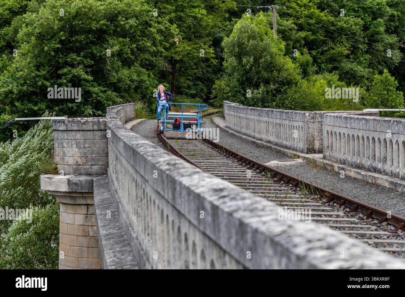 Velorail è un tipo di ferrovia per biciclette che può essere utilizzata per escursioni in vari luoghi della Francia. Avenue Aristide Briand, Chauvigny, Nouvelle-Aquitaine, Francia Foto Stock