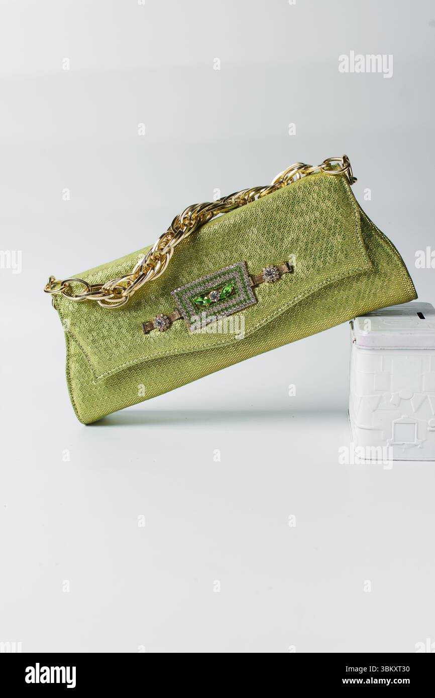 Borsa verde personalizzata fatta a mano, borsa verde fatta a mano, borsa da sera verde artigianale con manico corto a catena Foto Stock