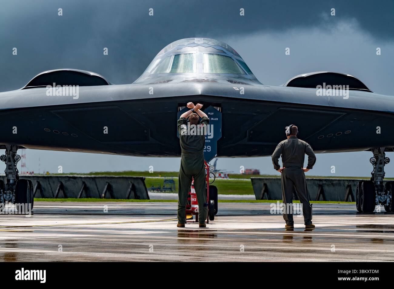 Bombardiere B-2 Spirit, schierato dalla Whiteman Air Force base, Missouri, presso Andersen Air Force base, Guam, a sostegno del Valiant Shield 24, 13 giugno 2024. Foto Stock