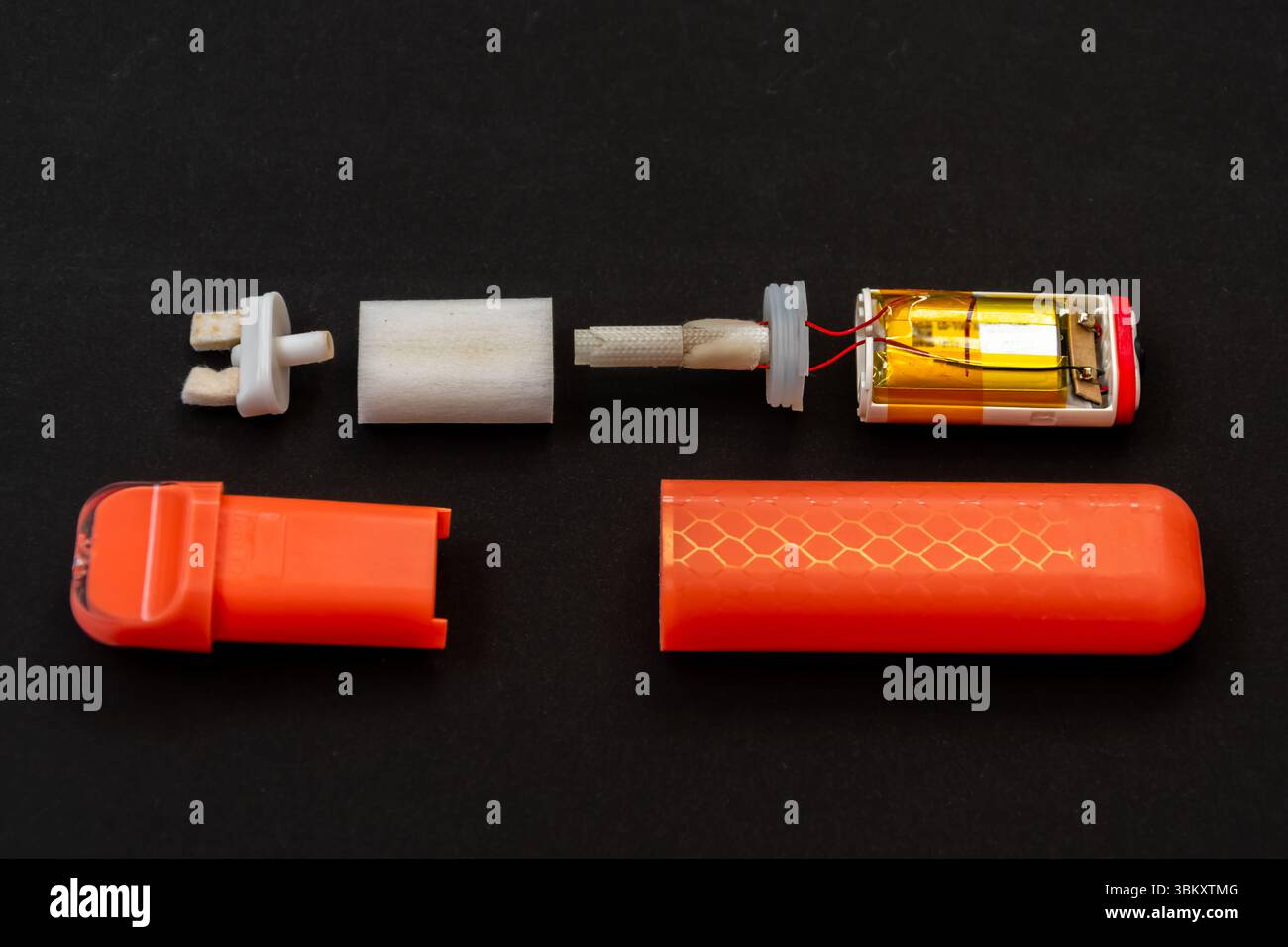 vape elettronico in dettaglio su sfondo nero: Chip, cablaggio, filtro e boccaglio Foto Stock