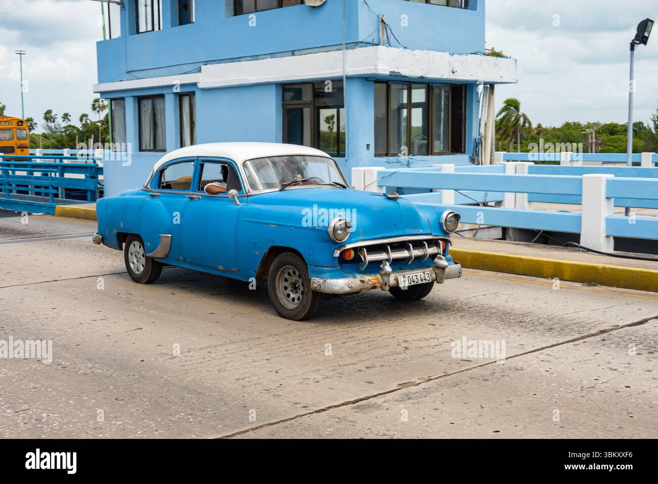 VARADERO, CUBA - 30 AGOSTO 2023: Berlina Chevrolet Belair 1954 blu a Cuba in cattive condizioni, lieve sfocatura del movimento Foto Stock