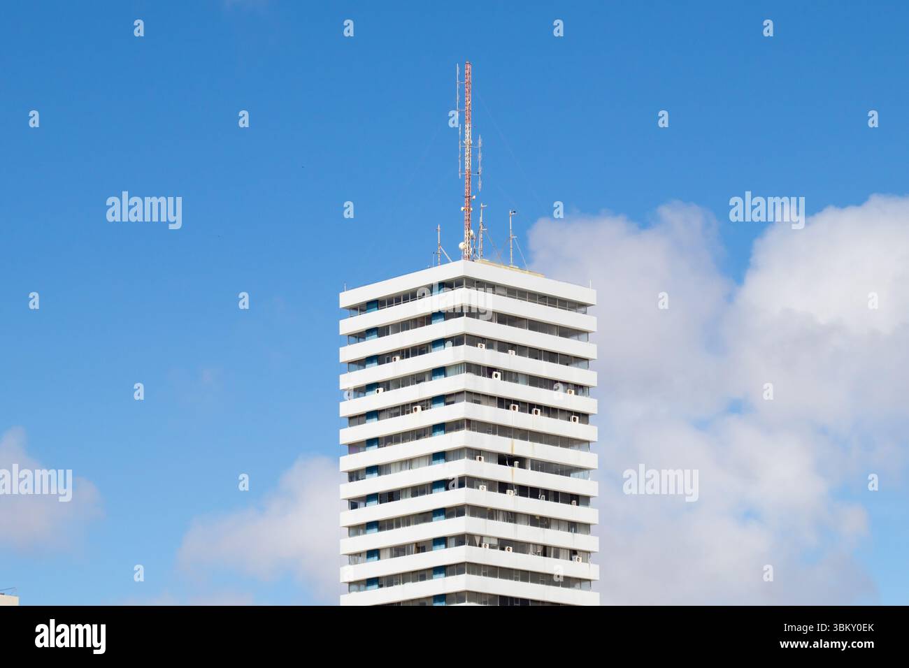 Moderno edificio commerciale con antenna sulla sommità. Foto Stock