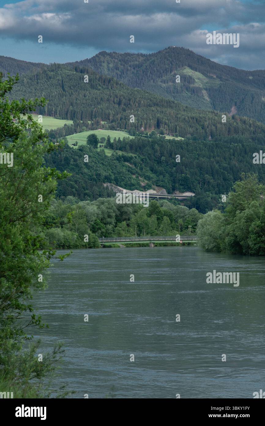 Fiume Salzach con acqua azzurra nelle nuvolose giornate estive calde vicino a Pfarrwerfen Foto Stock