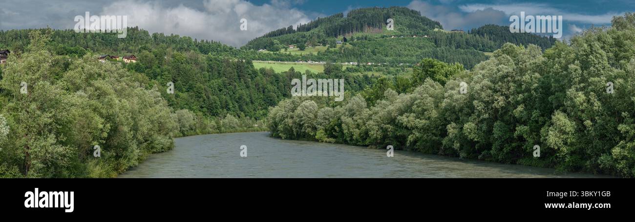 Fiume Salzach con acqua azzurra nelle nuvolose giornate estive calde vicino a Pfarrwerfen Foto Stock